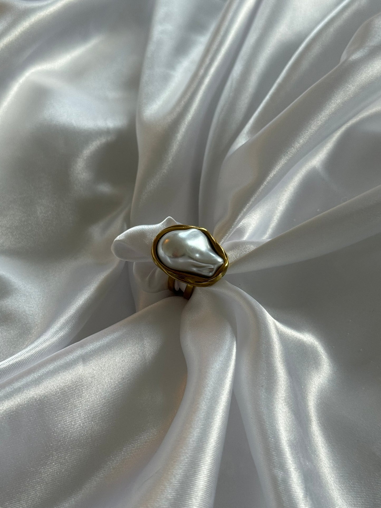 Bague Coralia en acier inoxydable doré et nacré sur fond blanc satiné - Onaïa Bijoux