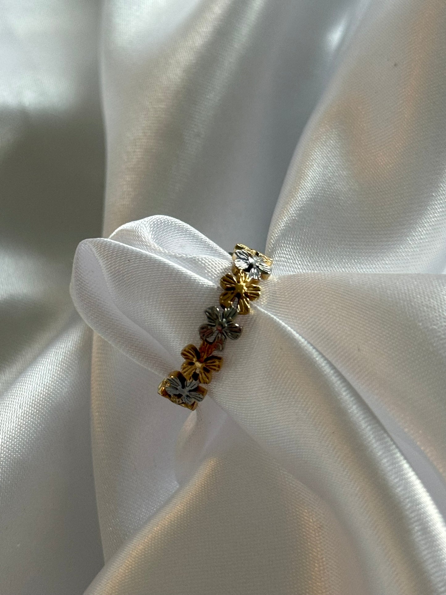 Bague Fiorina en acier inoxydable doré & argenté sur fond blanc satiné - Onaïa Bijoux