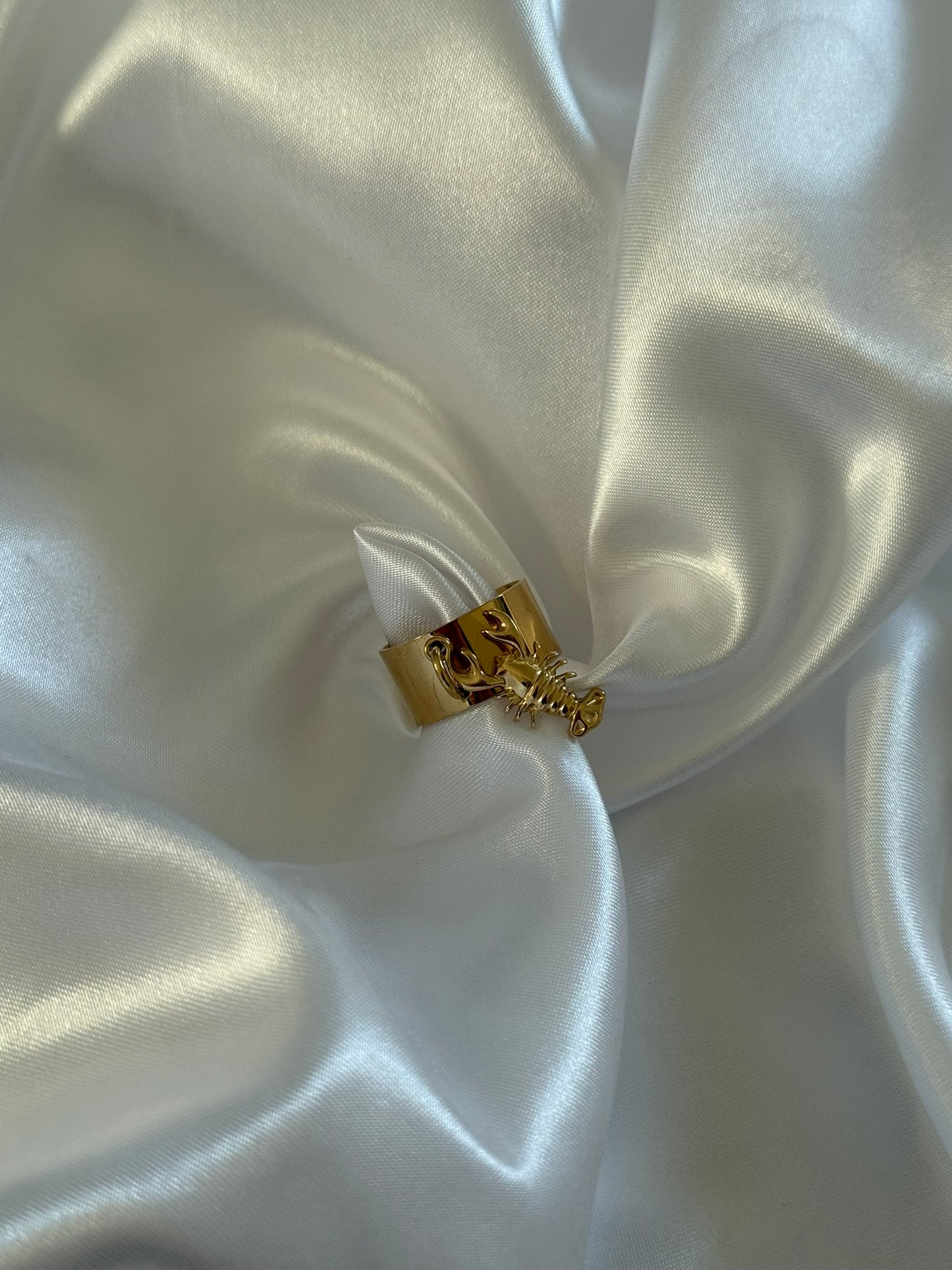 Bague Lobsta en acier inoxydable doré sur fond blanc satiné - Onaïa Bijoux