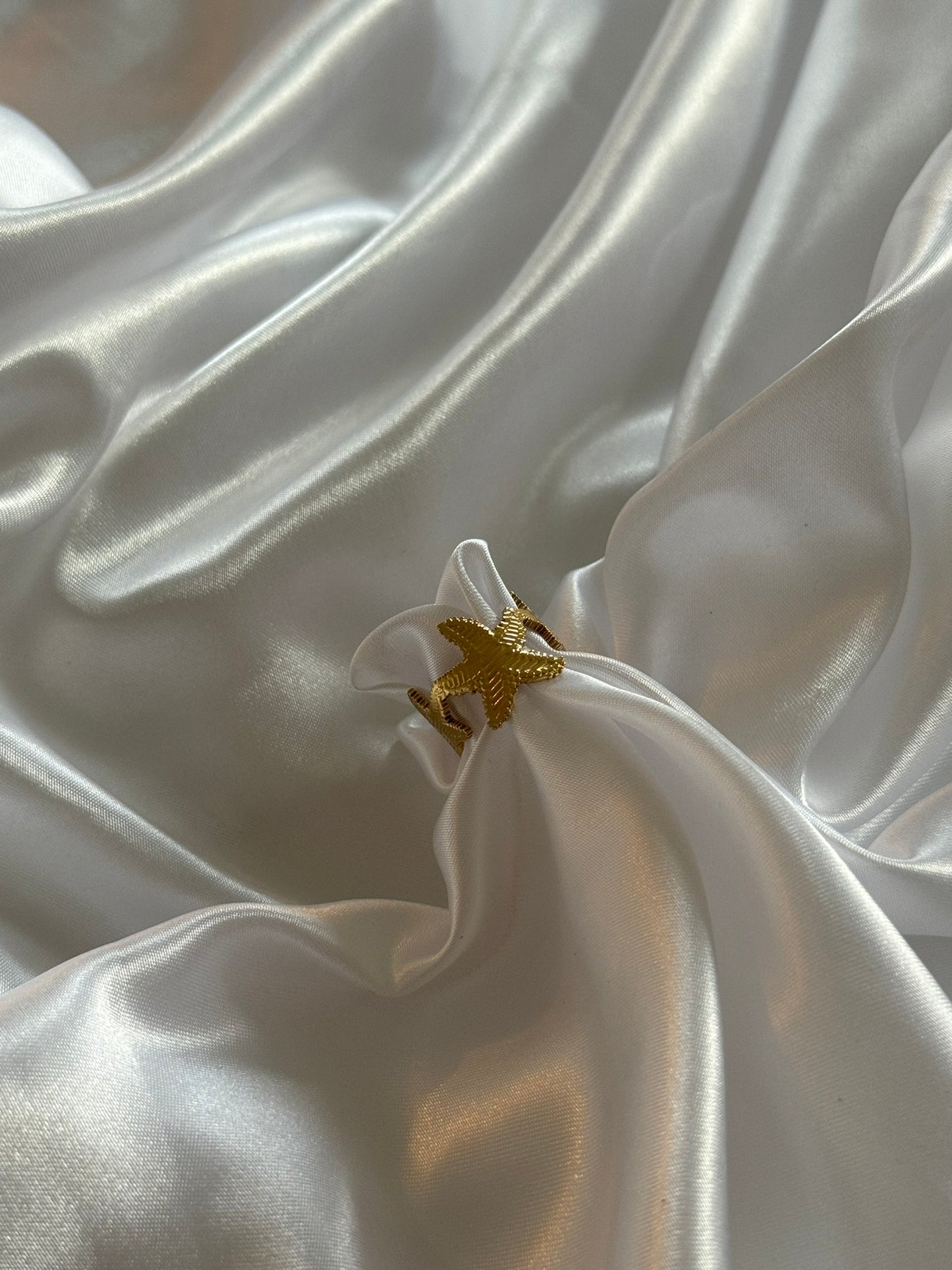 Bague Schiuma d'oro en acier inoxydable doré sur fond blanc satiné - Onaïa Bijoux