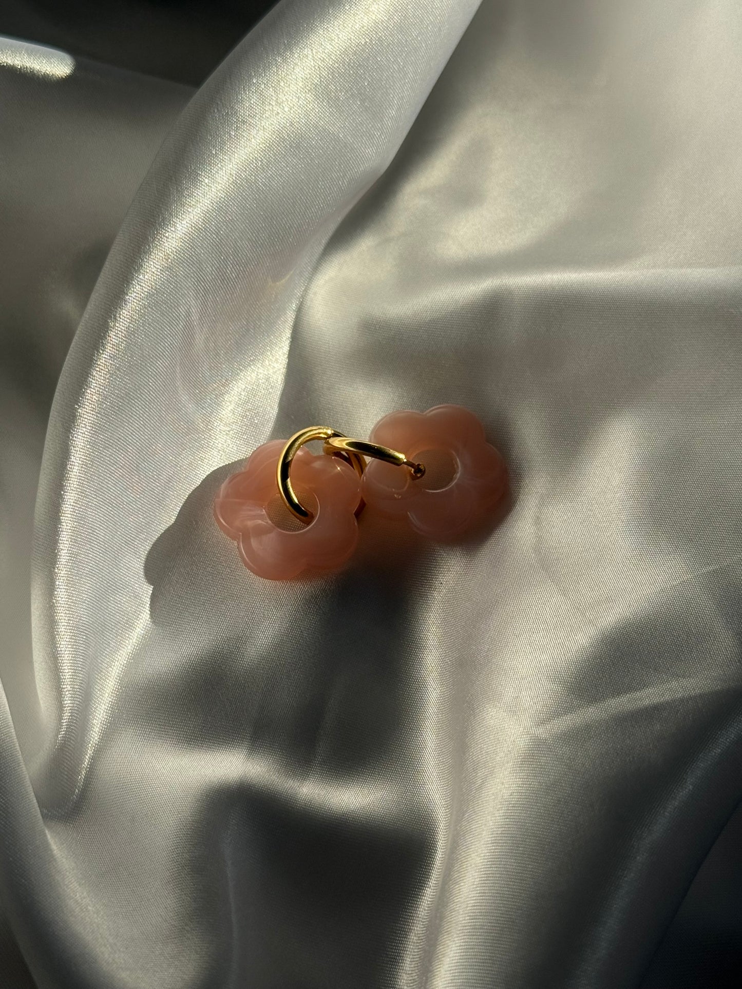 Boucles d'oreilles Flora en résine rose et acier inoxydable doré - Onaïa Bijoux