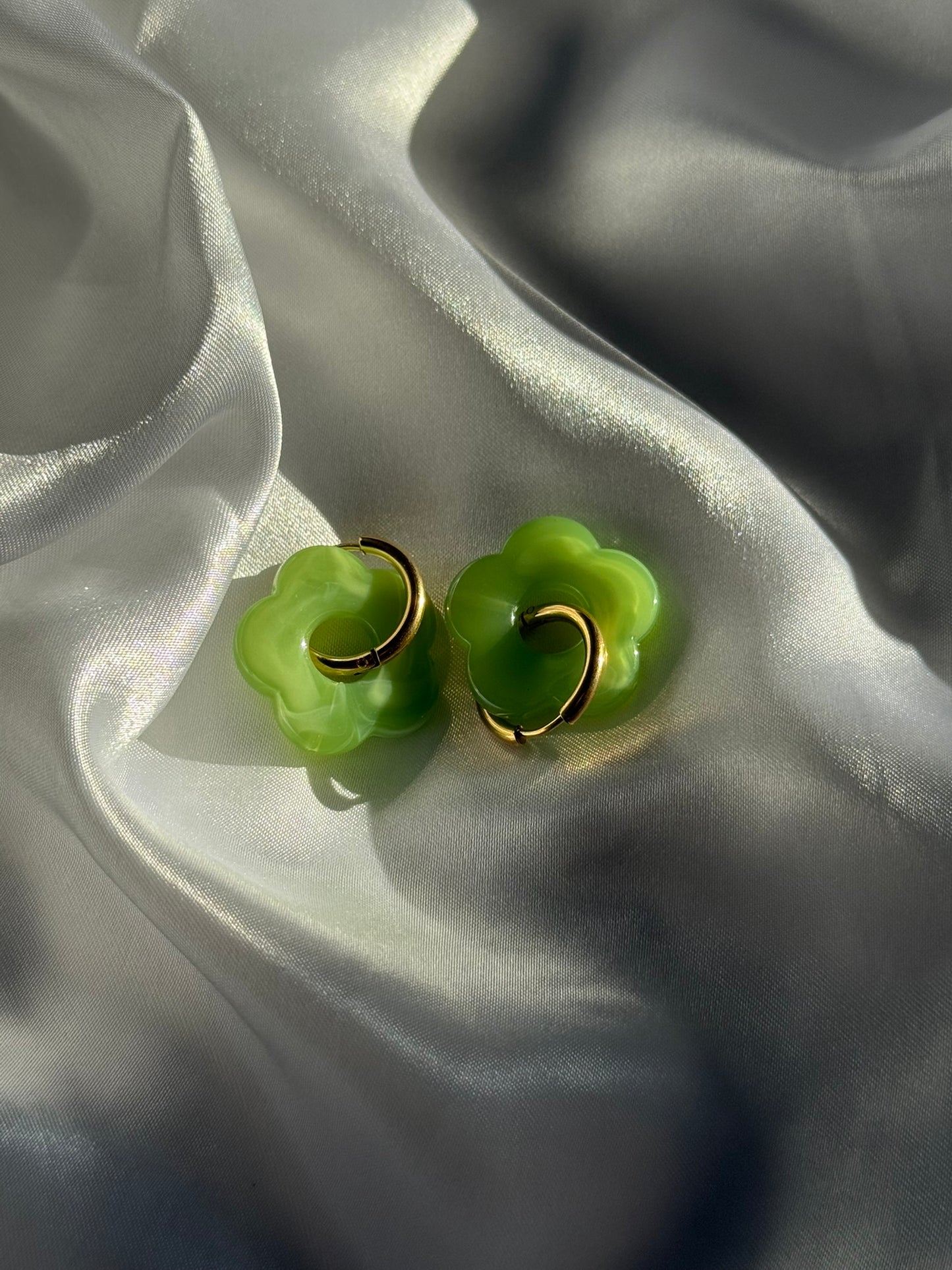 Boucles d'oreilles Flora en résine vert et acier inoxydable doré sur fond blanc satiné - Onaïa Bijoux