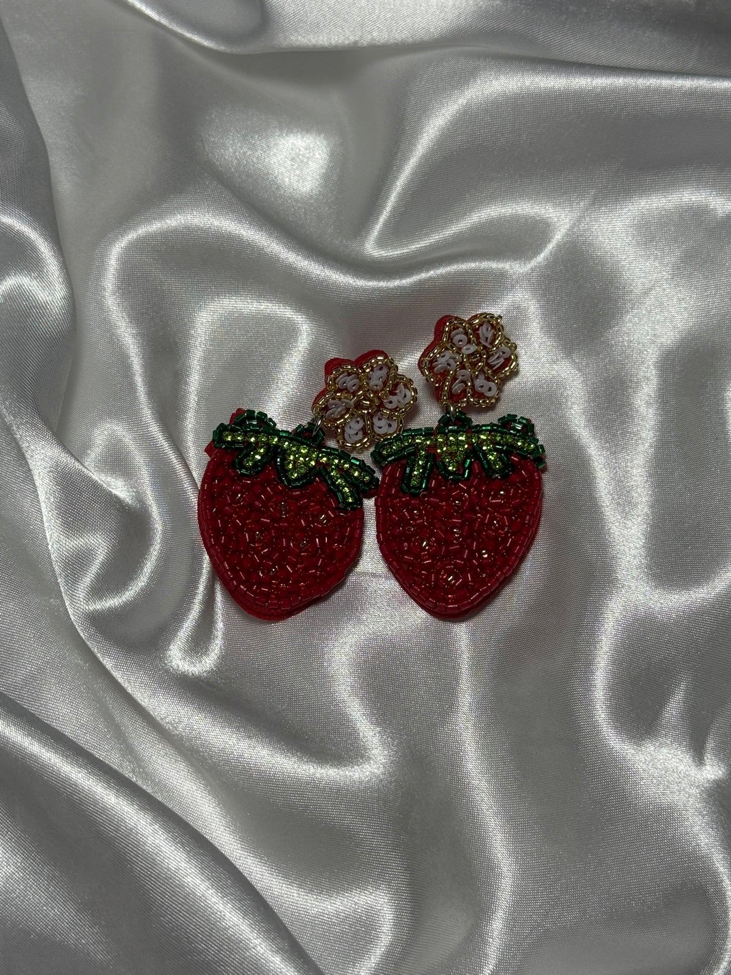 Boucles d'oreilles Fragaria en perles rouges en forme de fraise sur fond blanc satiné - Onaïa Bijoux