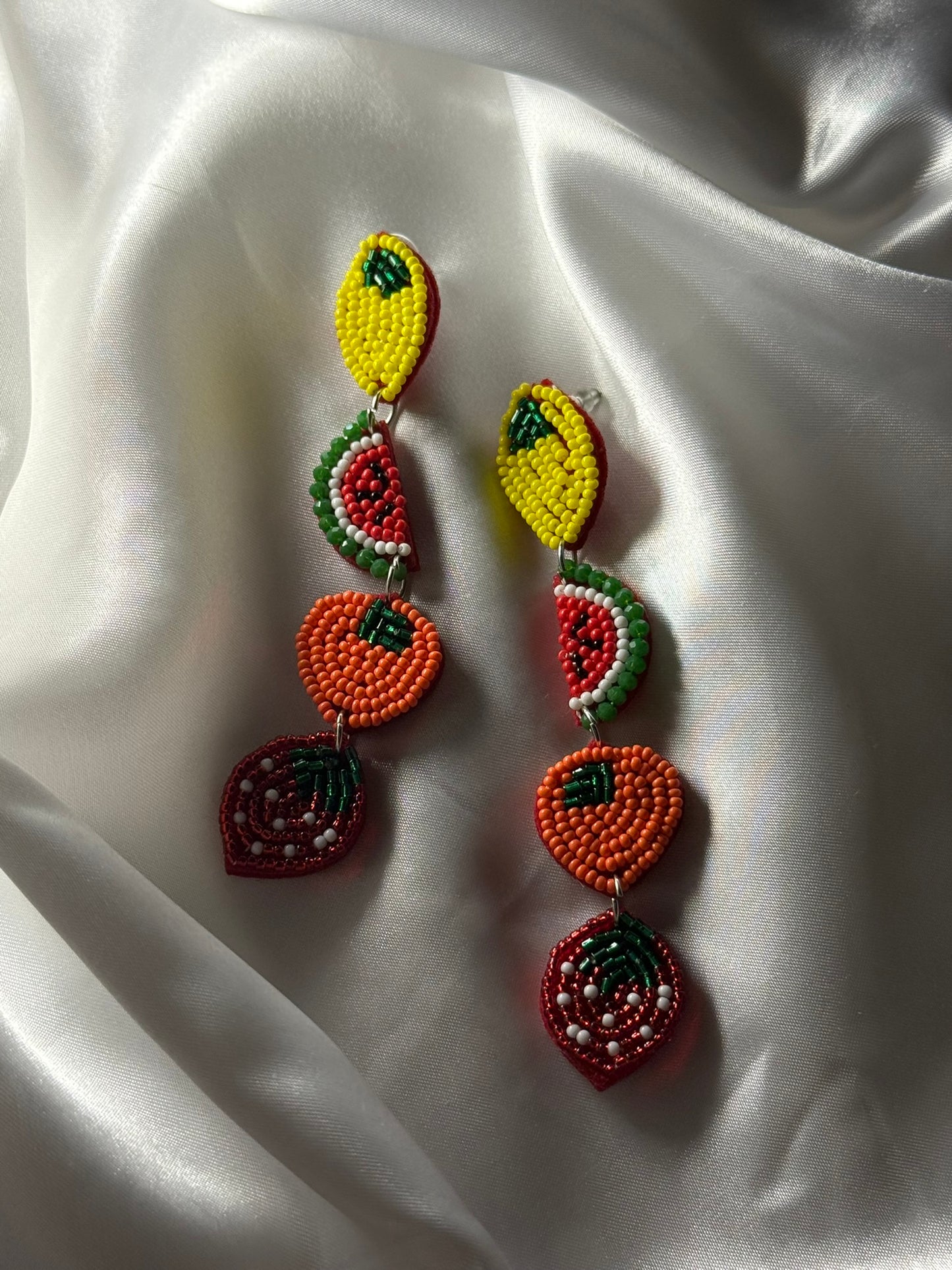 Boucles d'oreilles Fruttina en perles de couleur rouge, orange, jaune et vert en forme de fruits - Onaïa Bijoux