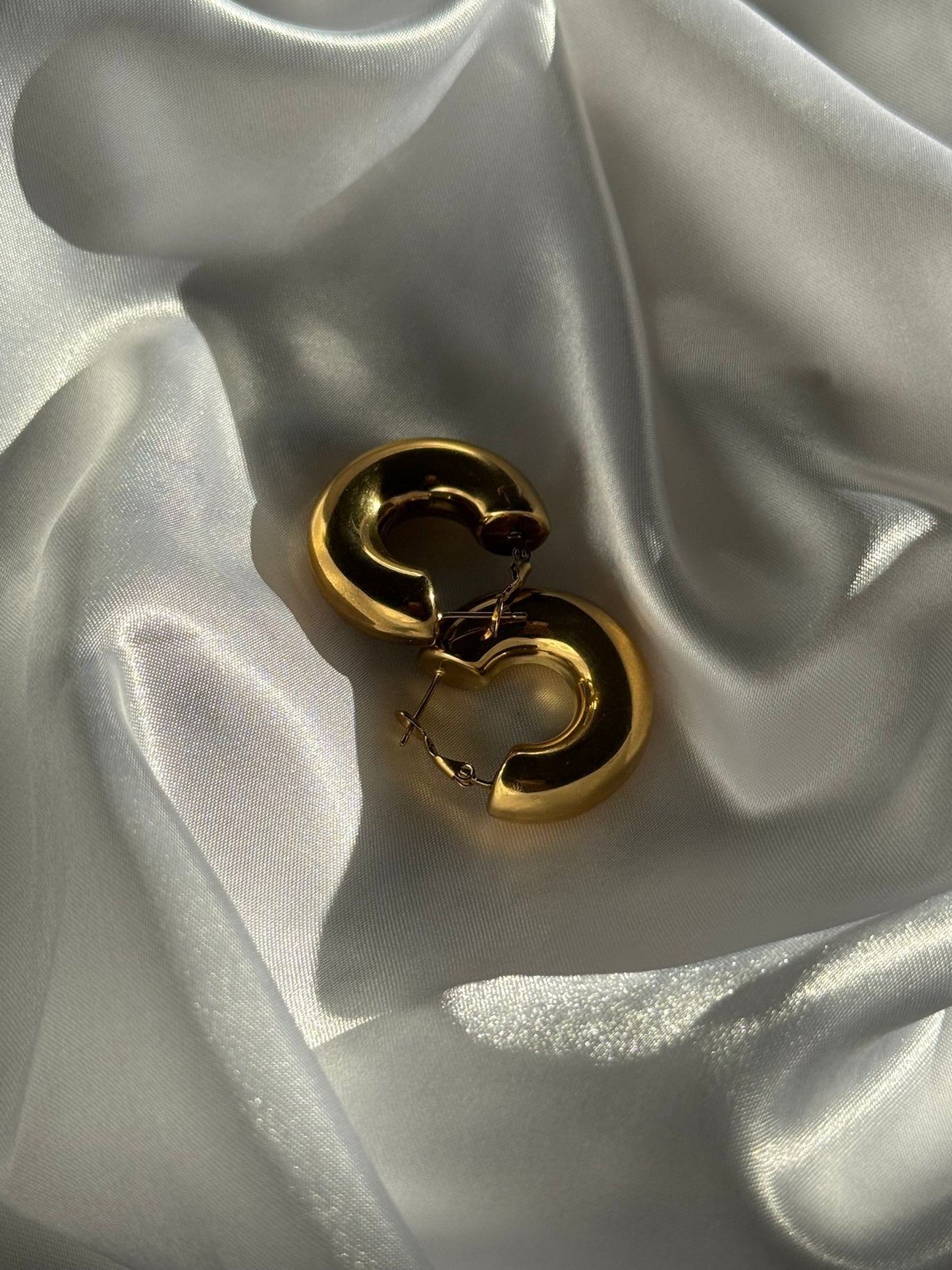 Boucles d'oreilles Luna Piena en acier inoxydable doré sur fond blanc satiné - Onaïa Bijoux