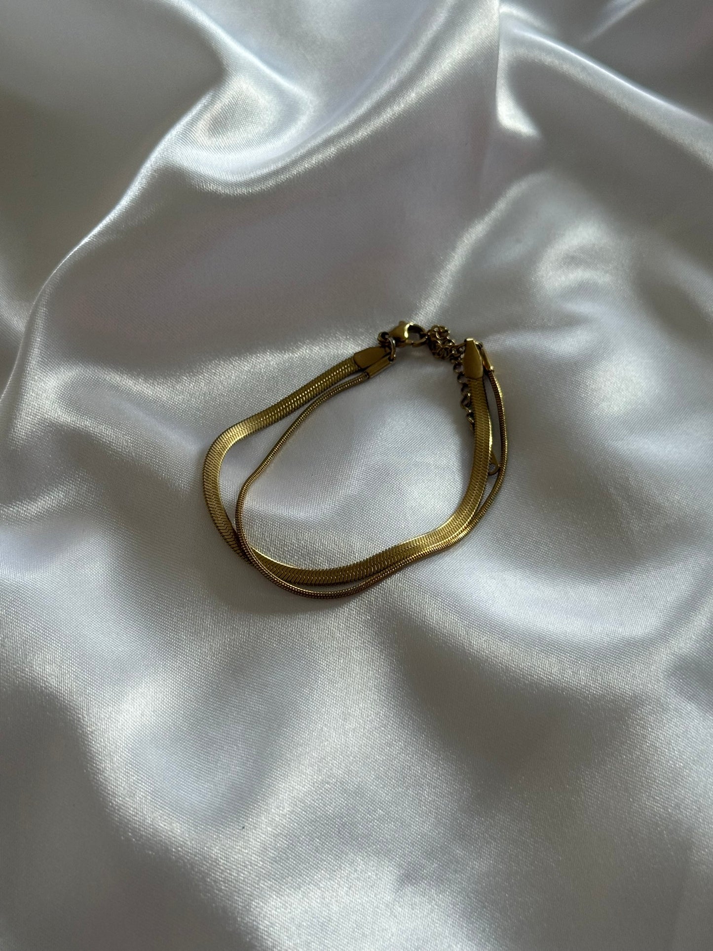 Bracelet Alma en acier inoxydable doré sur fond blanc satiné - Onaïa Bijoux