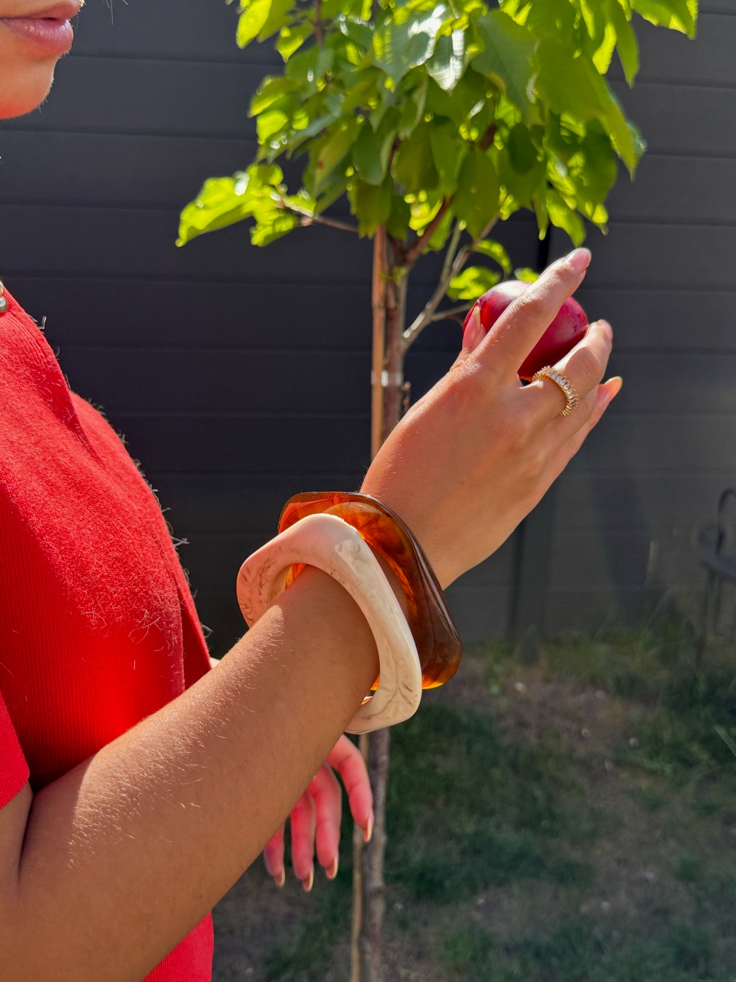 Bracelet Ambra mis en avant avec d'autres joyaux d'Onaïa avec un decor floral