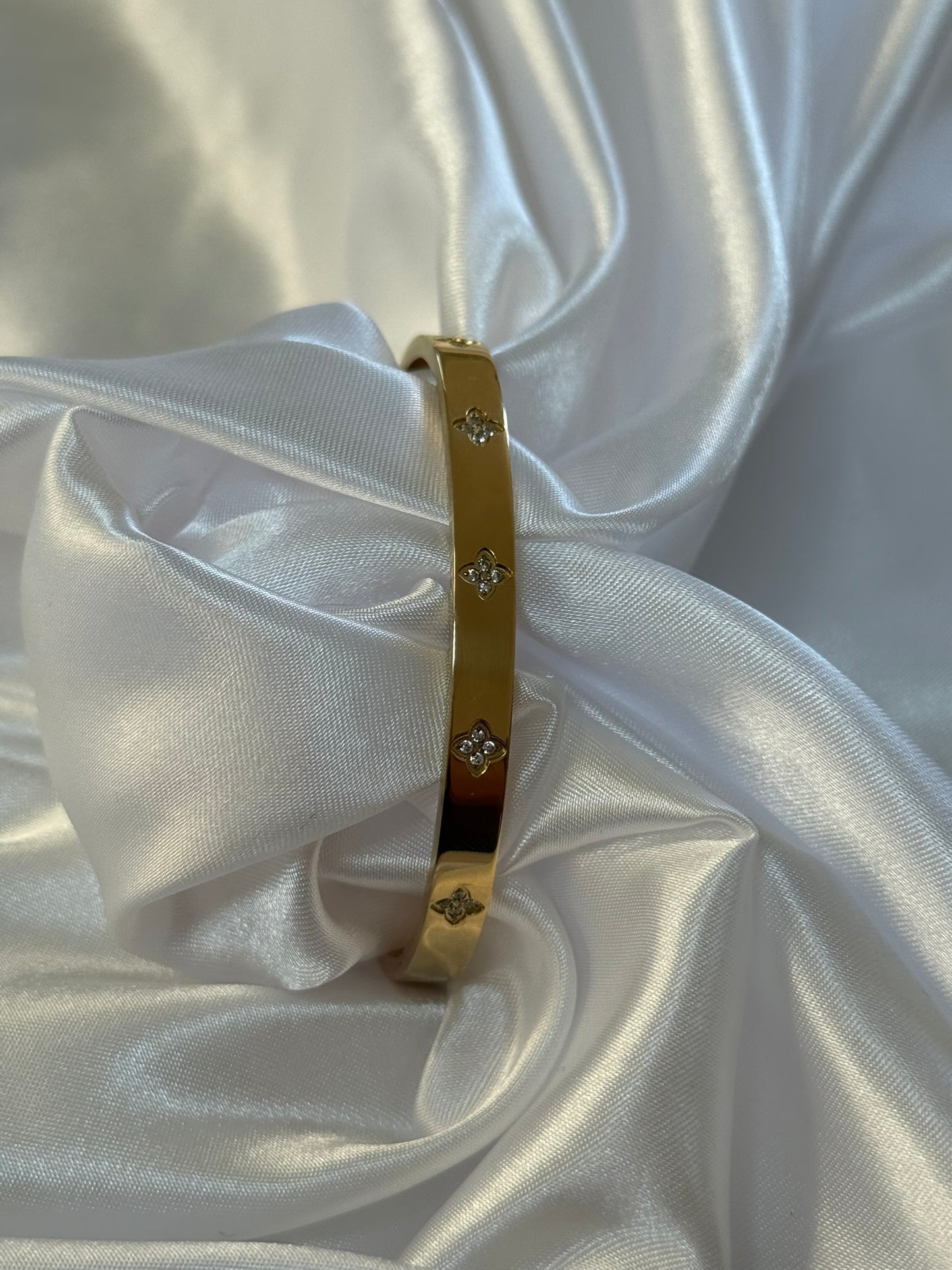 Bracelet Marguerita en acier inoxydable doré sur fond blanc satiné - Onaïa Bijoux