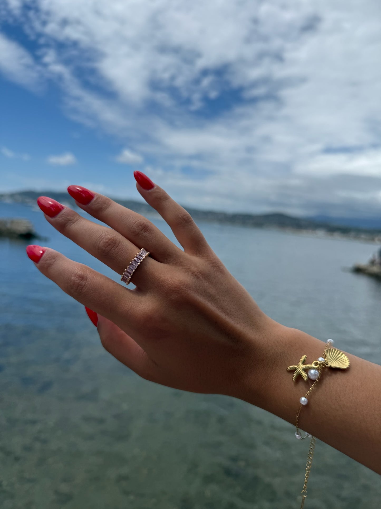 Bracelet Marina porté en complément de la bague Gazania en acier inoxydable, une création Onaïa Bijoux