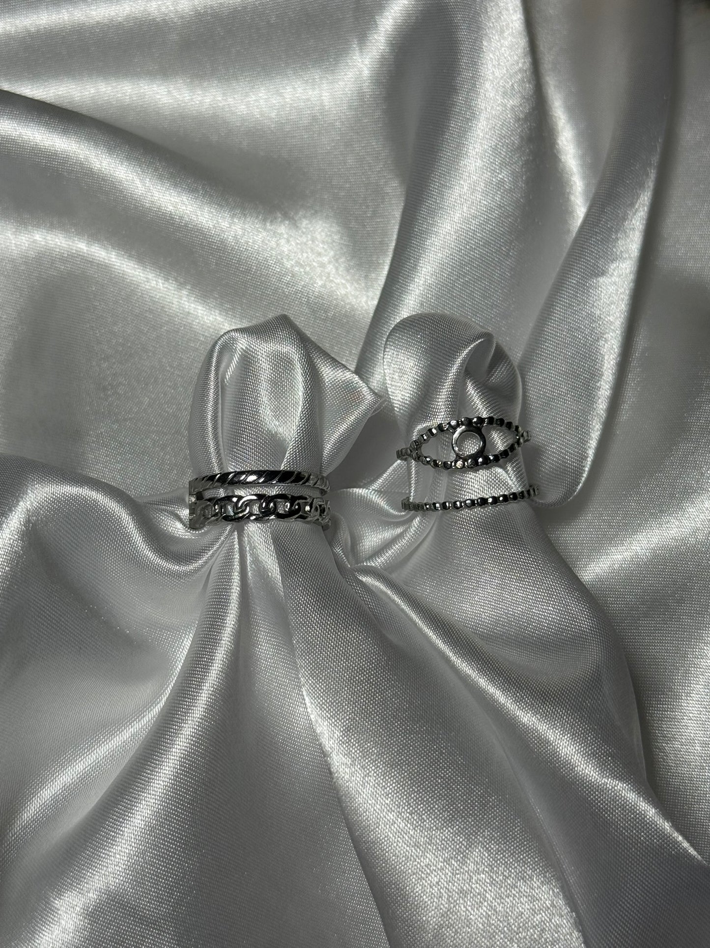 Duo de bagues Astra en acier inoxydable argenté sur fond blanc satiné - Onaïa Bijoux