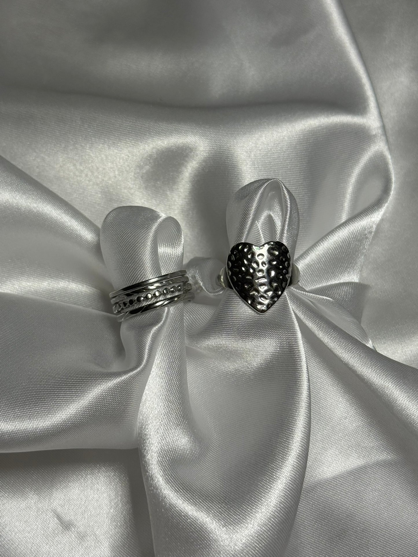 Duo de bagues Elura en acier inoxydable argenté sur fond blanc satiné - Onaïa Bijoux
