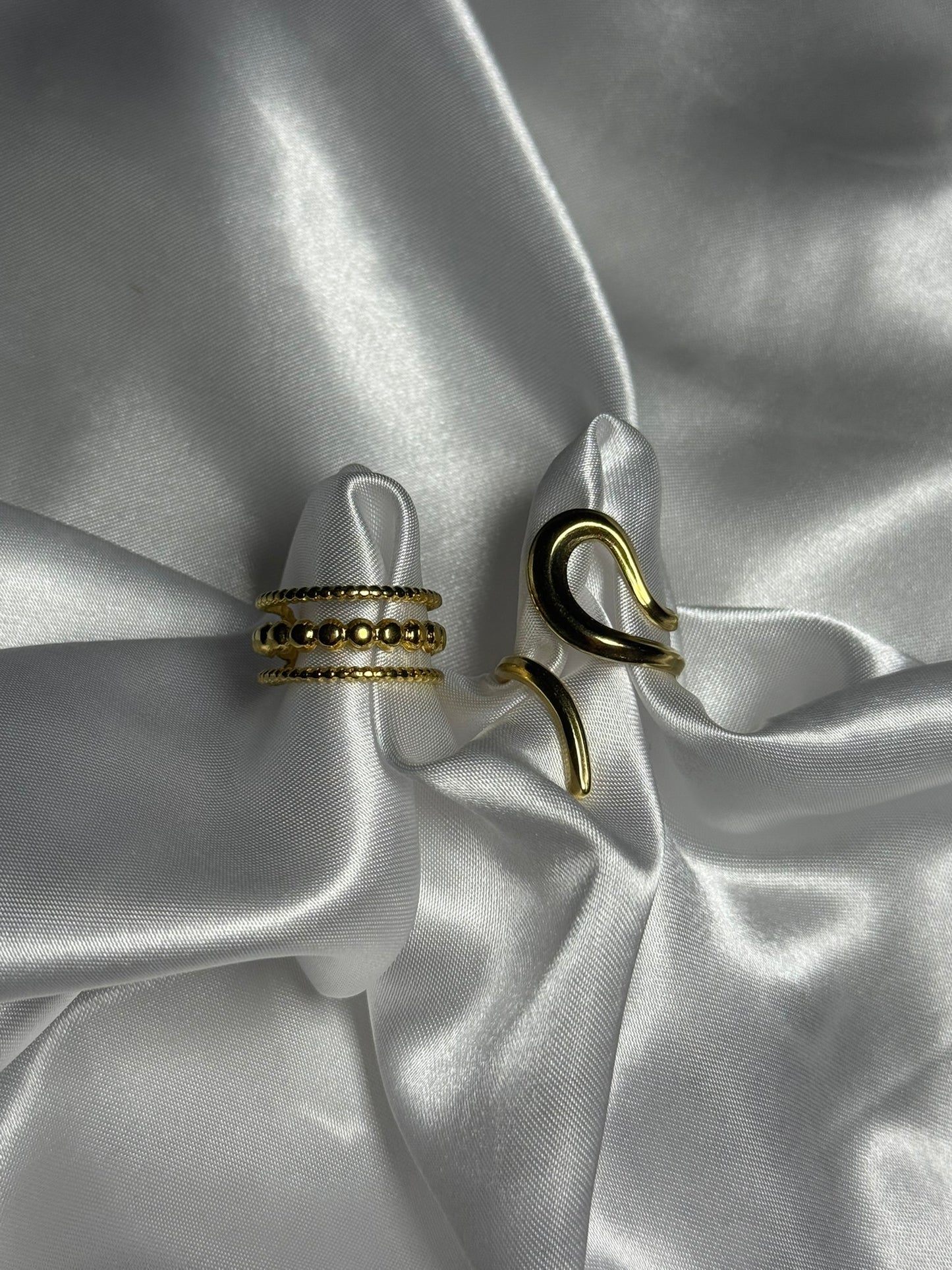 Duo de bagues Liora en acier inoxydable doré sur fond blanc satiné - Onaïa Bijoux
