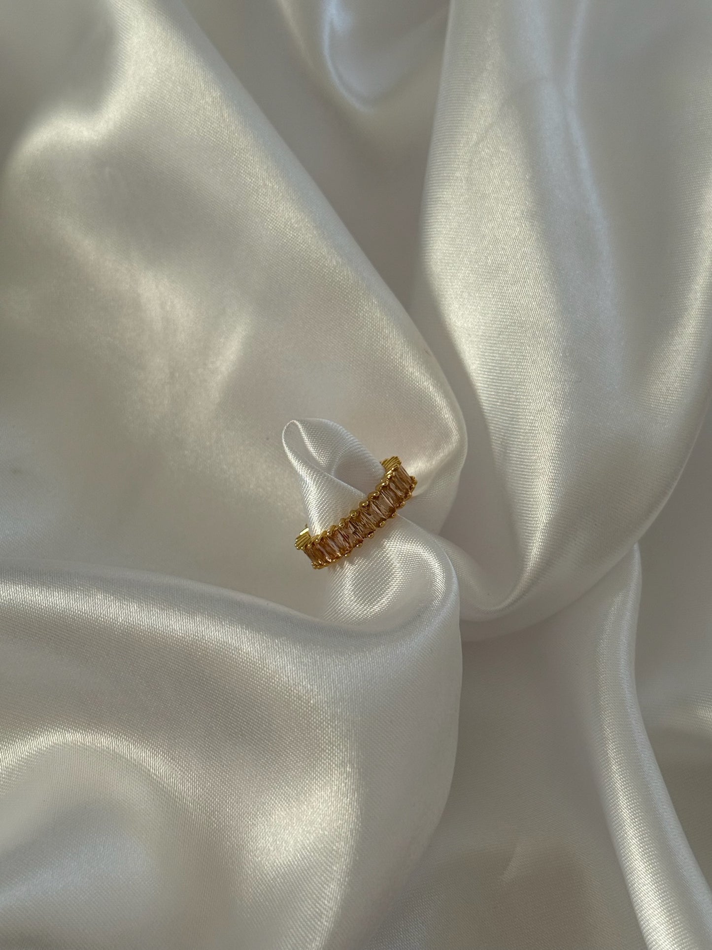 Bague Gazania dorée en acier inoxydable, sertie de strass champagne – Onaïa Bijoux