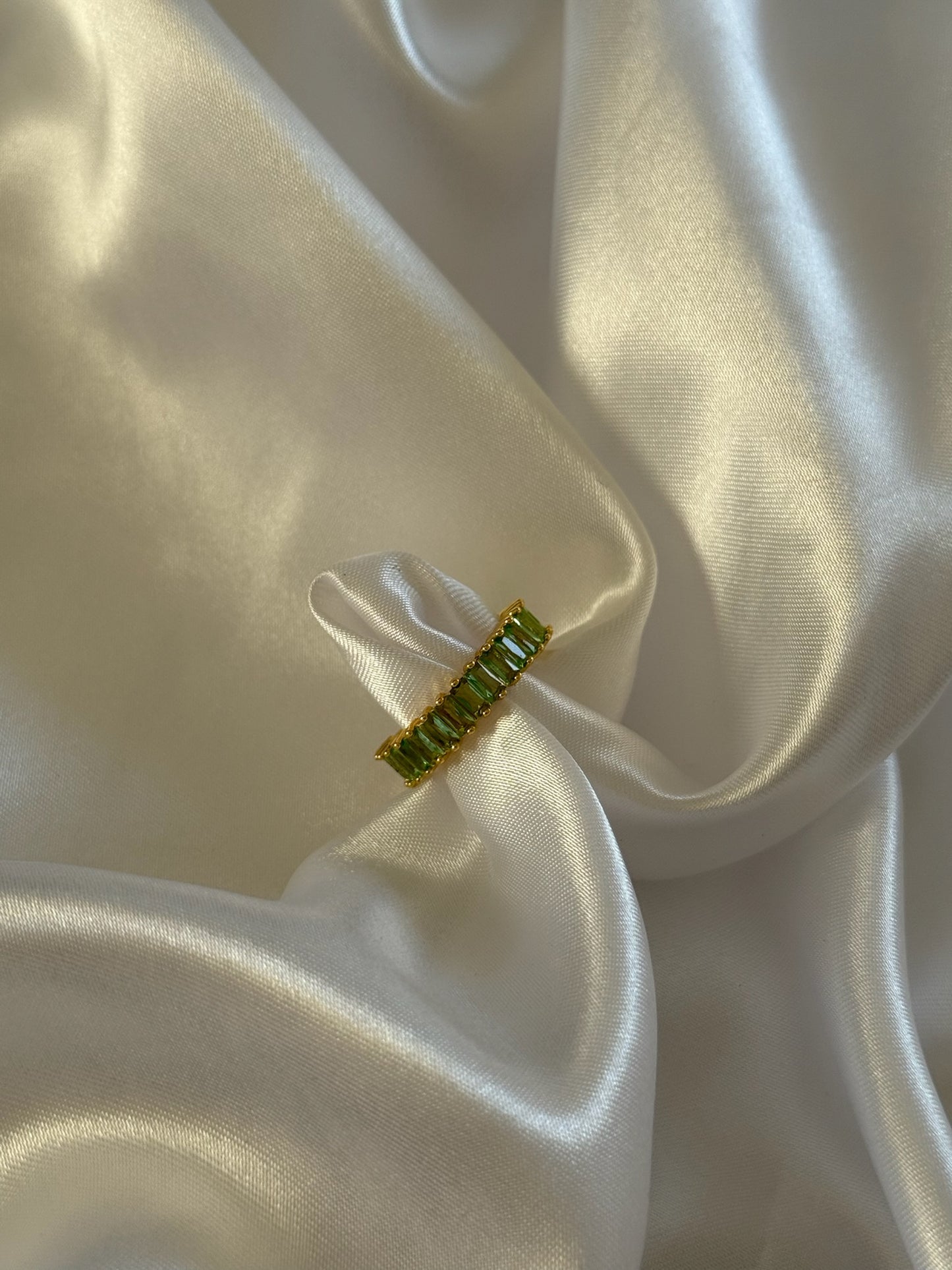 Bague Gazania dorée en acier inoxydable, sertie de strass verts – Onaïa Bijoux