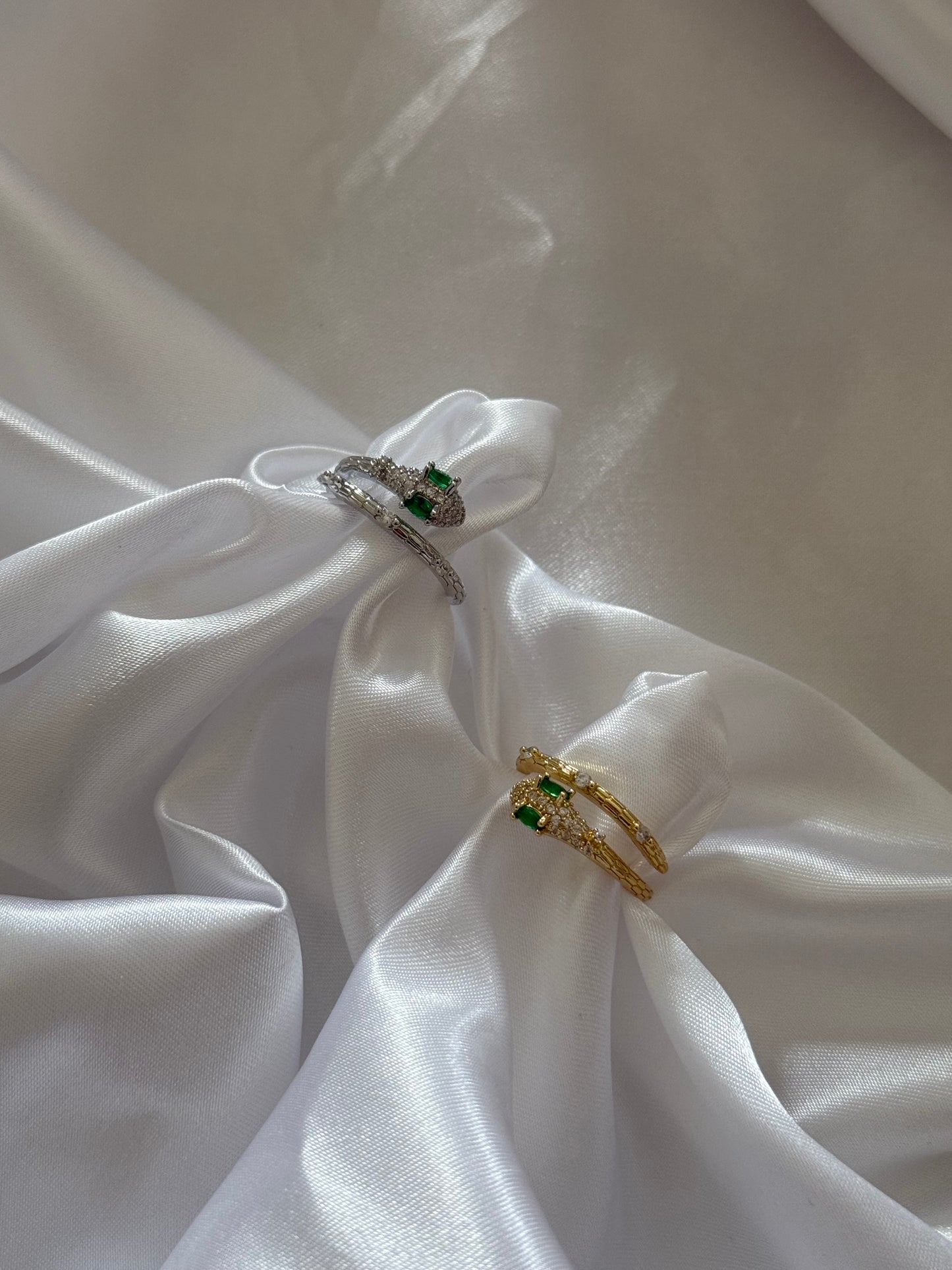 Duo de bagues Serpenta ajustables en acier inoxydable doré et argenté, ornées d’un zirconium vert et de cristaux brillants – Onaïa Bijoux