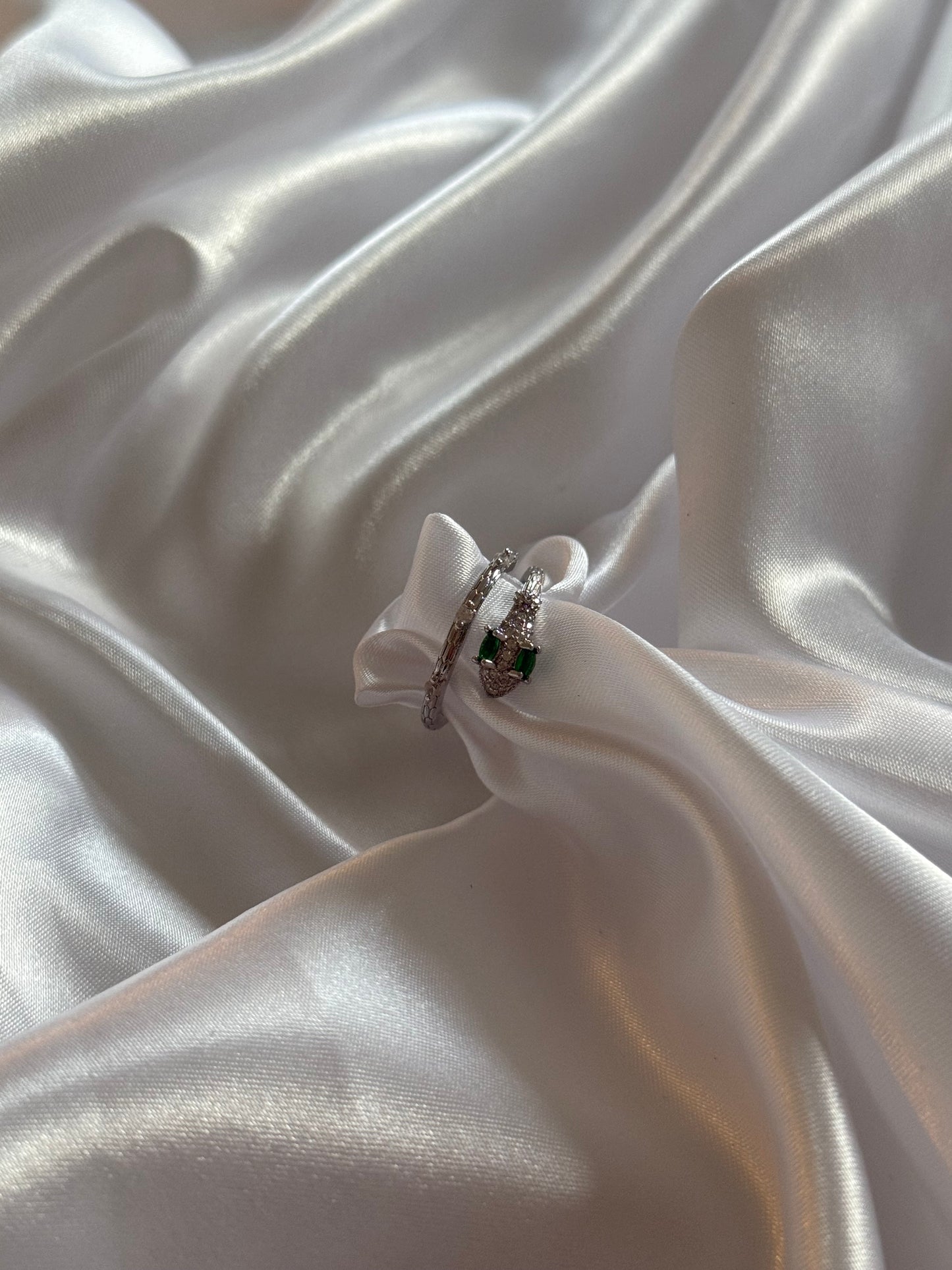 Bague Serpenta en acier inoxydable argenté avec zirconium vert et cristaux brillants, modèle ajustable – Onaïa Bijoux