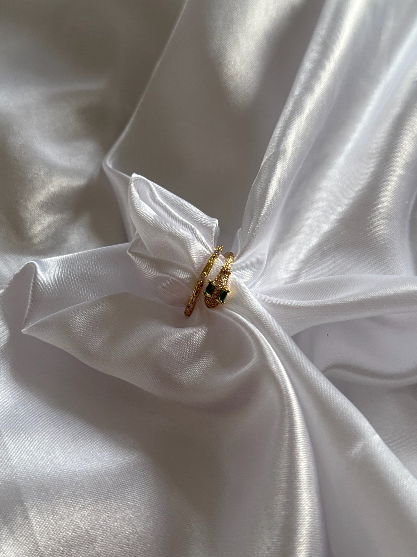 Bague Serpenta en acier inoxydable doré avec zirconium vert et cristaux brillants, modèle ajustable – Onaïa Bijoux