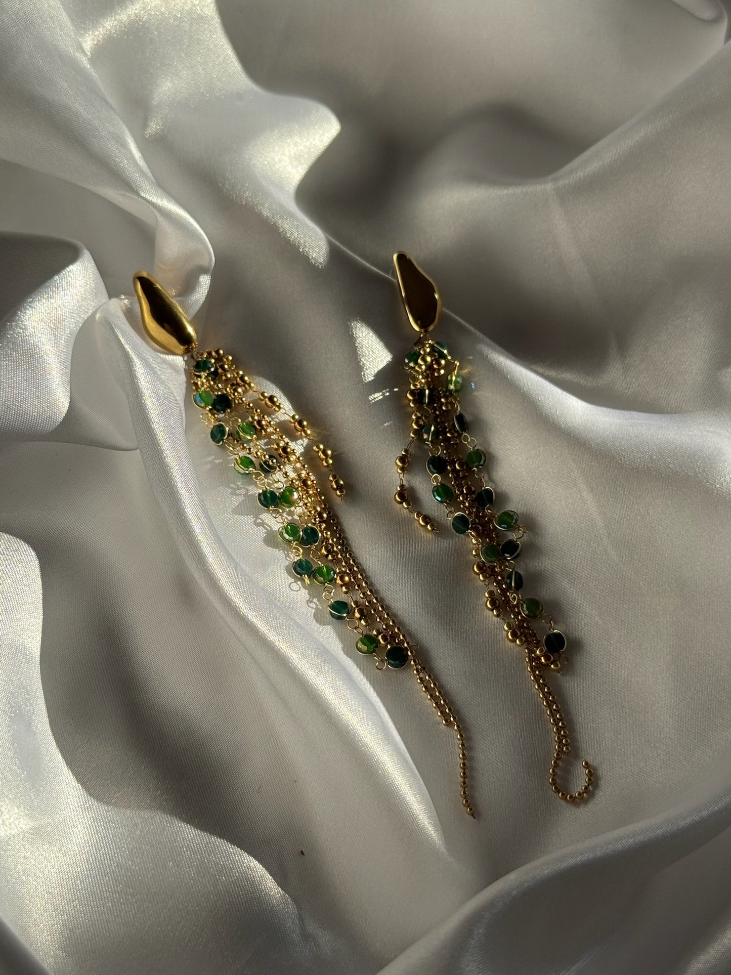 Boucles d’oreilles dorées Ondalga en acier inoxydable signées Onaïa Bijoux, ornées de perles vertes pour un éclat élégant et affirmé.