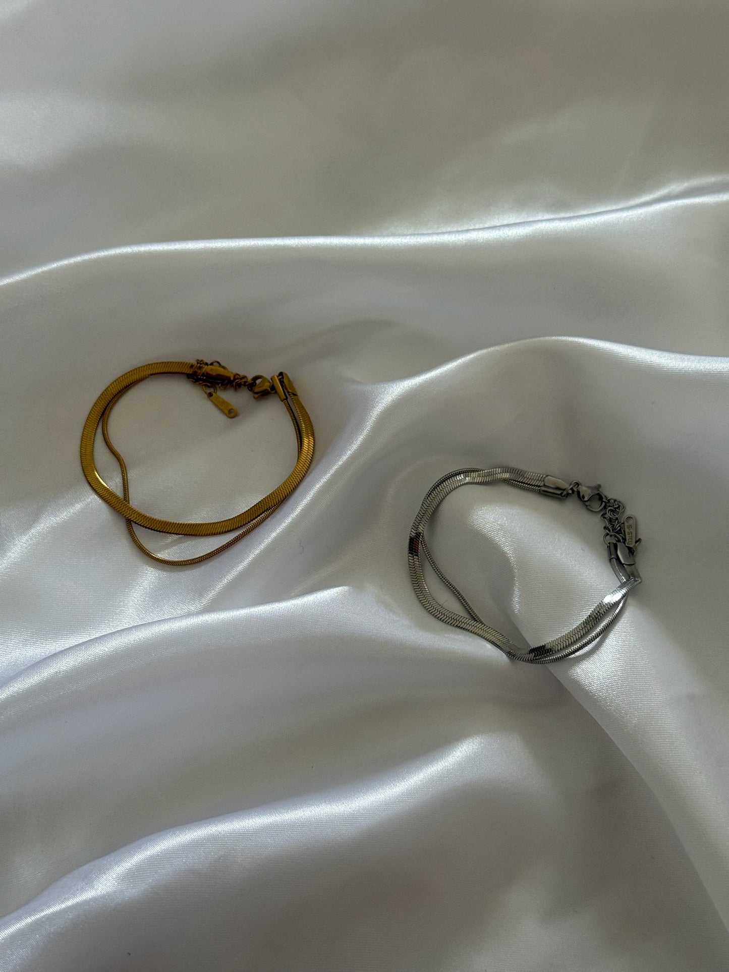 Bracelet Alma en acier inoxydable, version argentée et dorée avec chaîne ajustable – Onaïa Bijoux