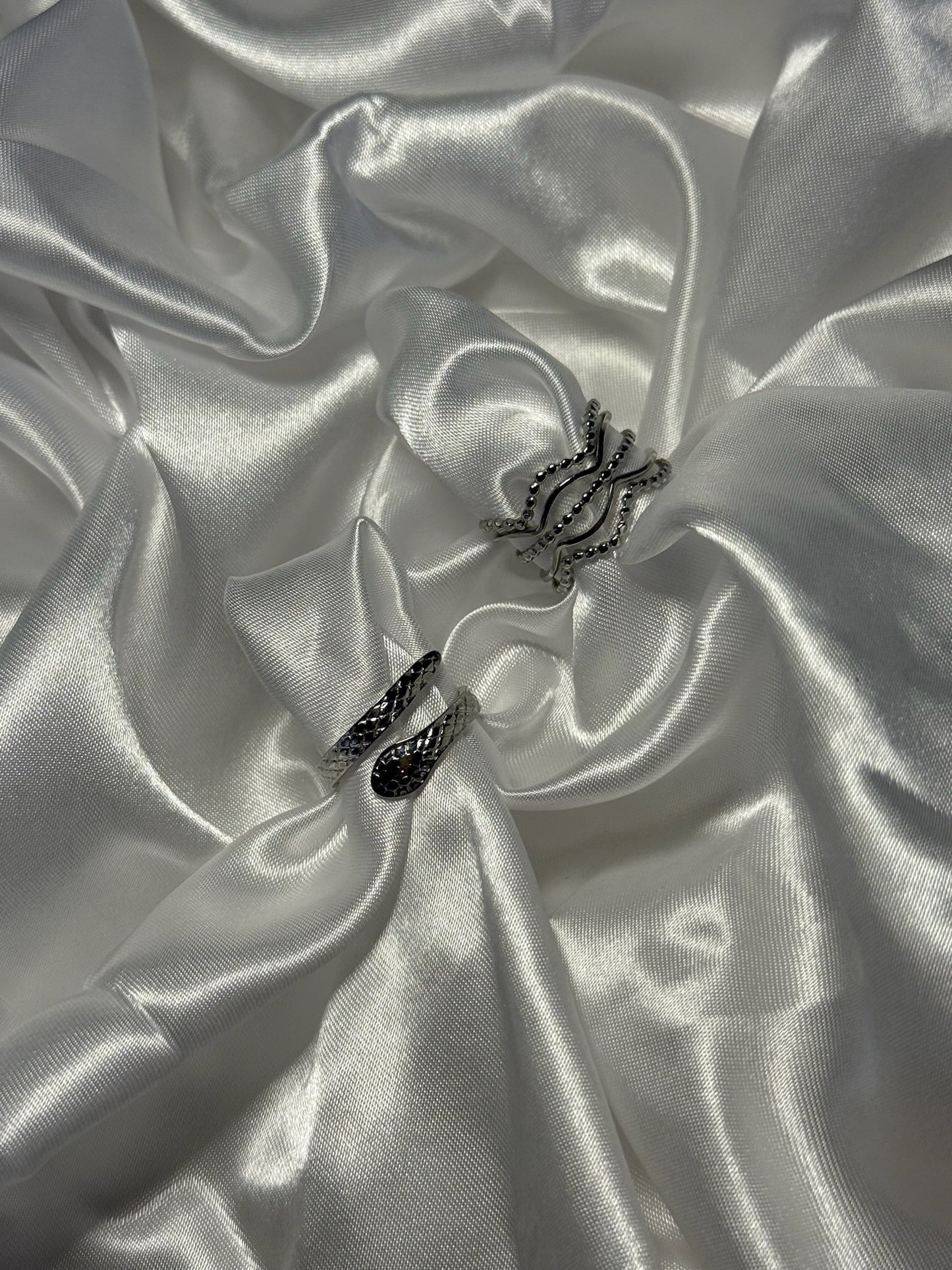 duo de bagues abisso en acier inoxydable argenté sur fond satiné signé Onaïa Bijoux