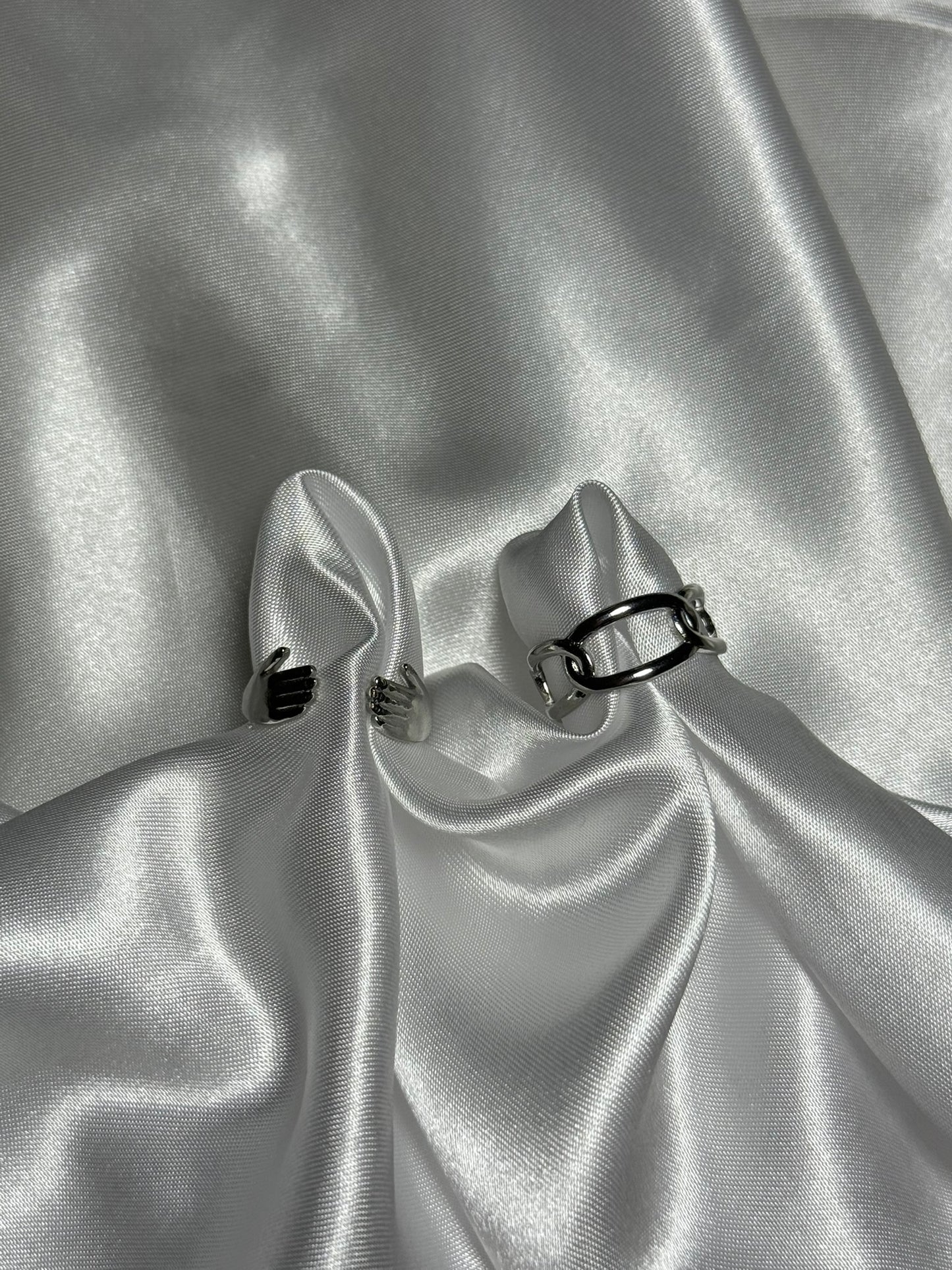 Duo de Bagues Amarra en acier inoxydable argenté sur fond blanc satiné - Onaïa Bijoux