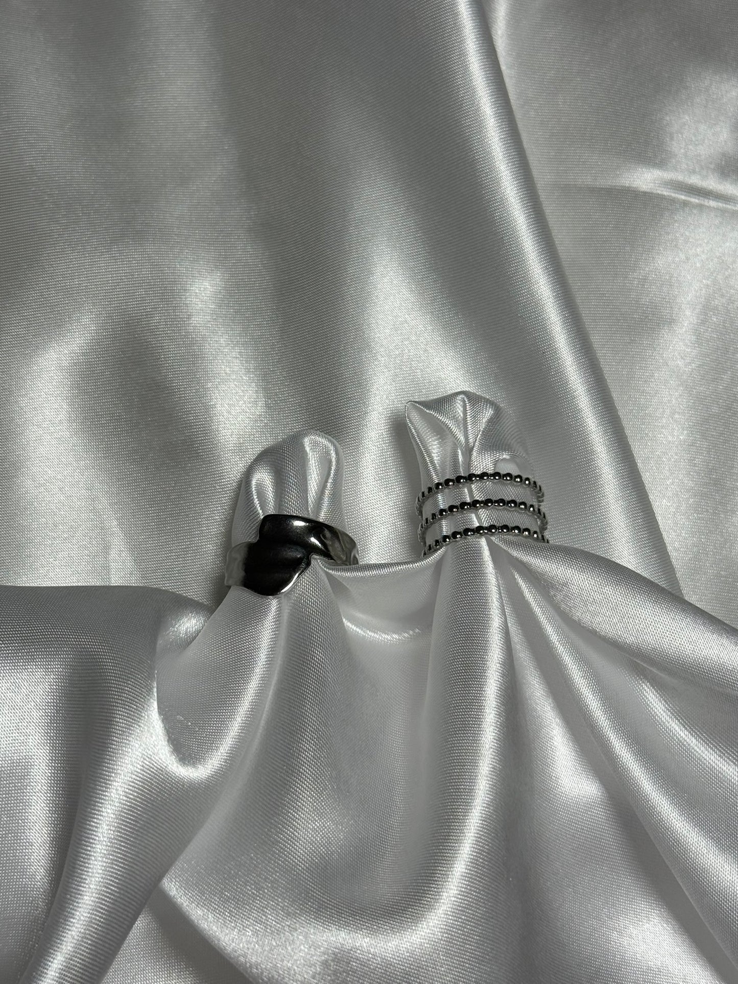 Duo de bagues Lucina en acier inoxydable argenté sur fond blanc satiné - Onaïa Bijoux