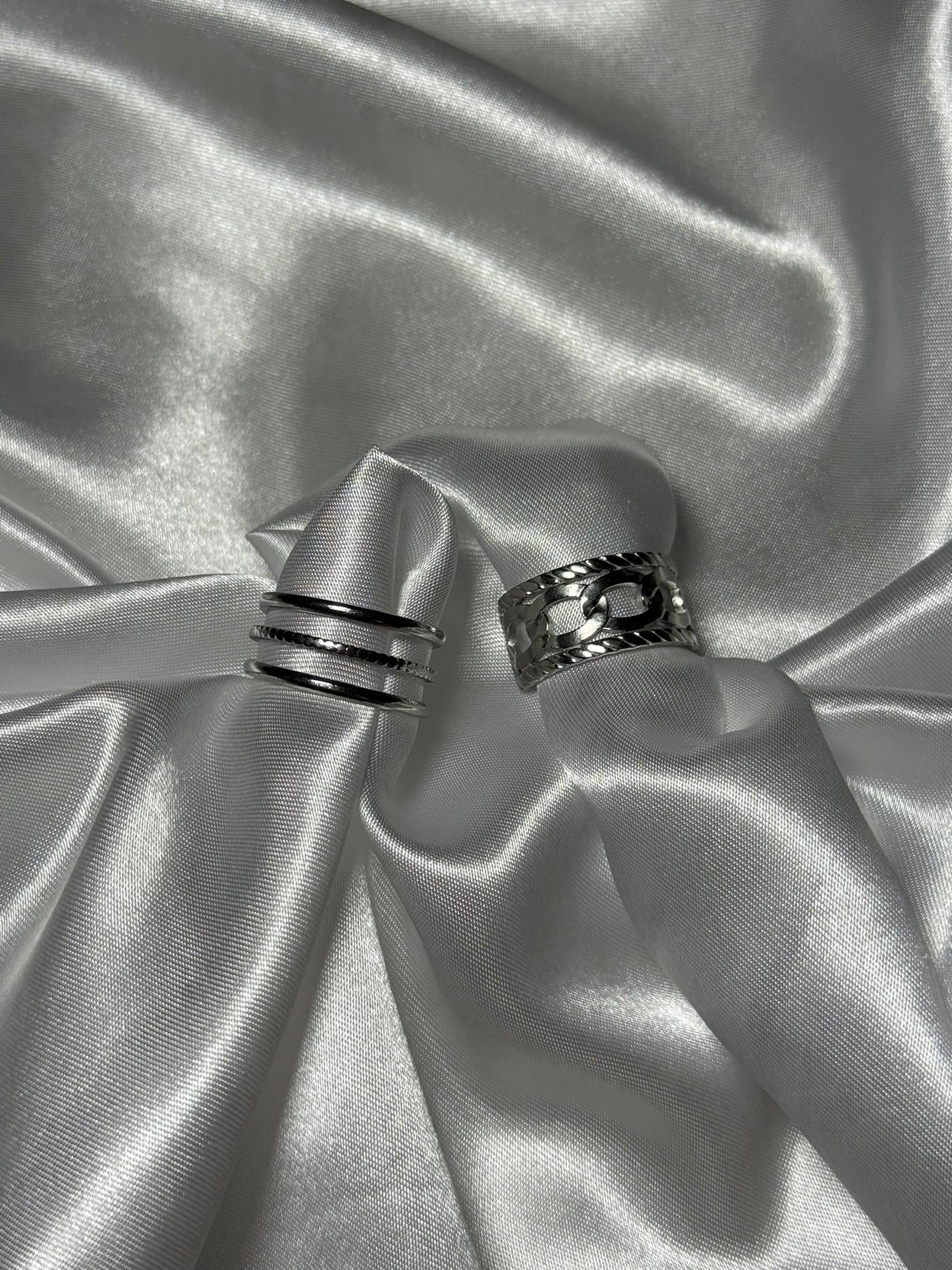 Duo de bagues Luma en acier inoxydable argenté sur fond blanc satiné - Onaïa Bijoux