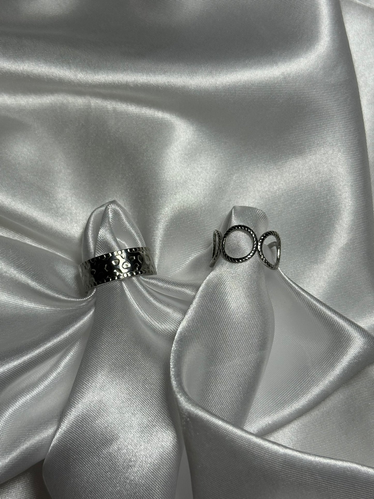 Duo de Bagues Sierra en acier inoxydable argenté sur fond blanc satiné - Onaïa Bijoux