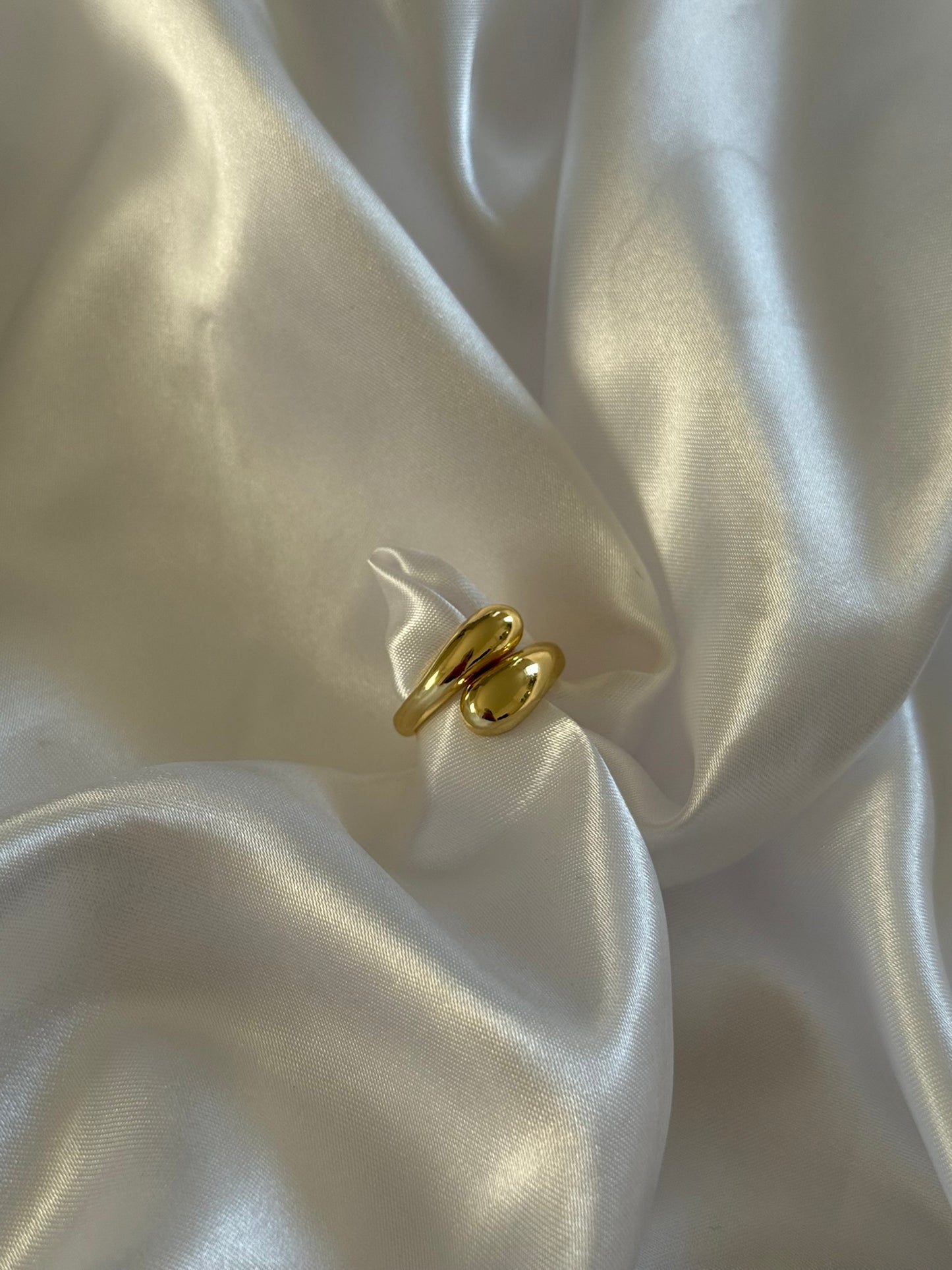 Duo de bagues solaris en acier inoxydable doré sur fond blanc satiné - Onaïa Bijoux