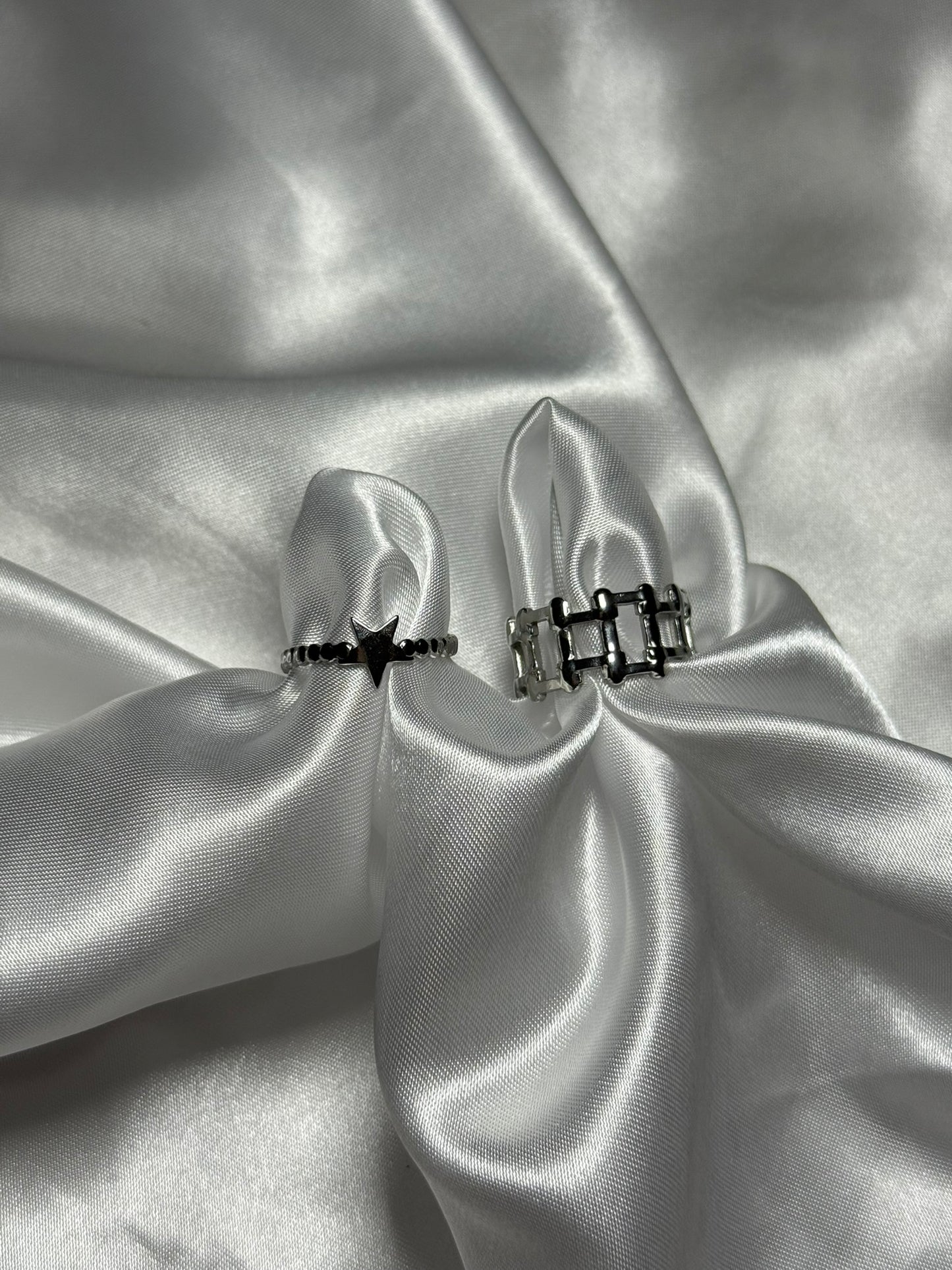 Duo de bagues stelia en acier inoxydable argenté sur fond blanc satiné, signé Onaïa Bijoux