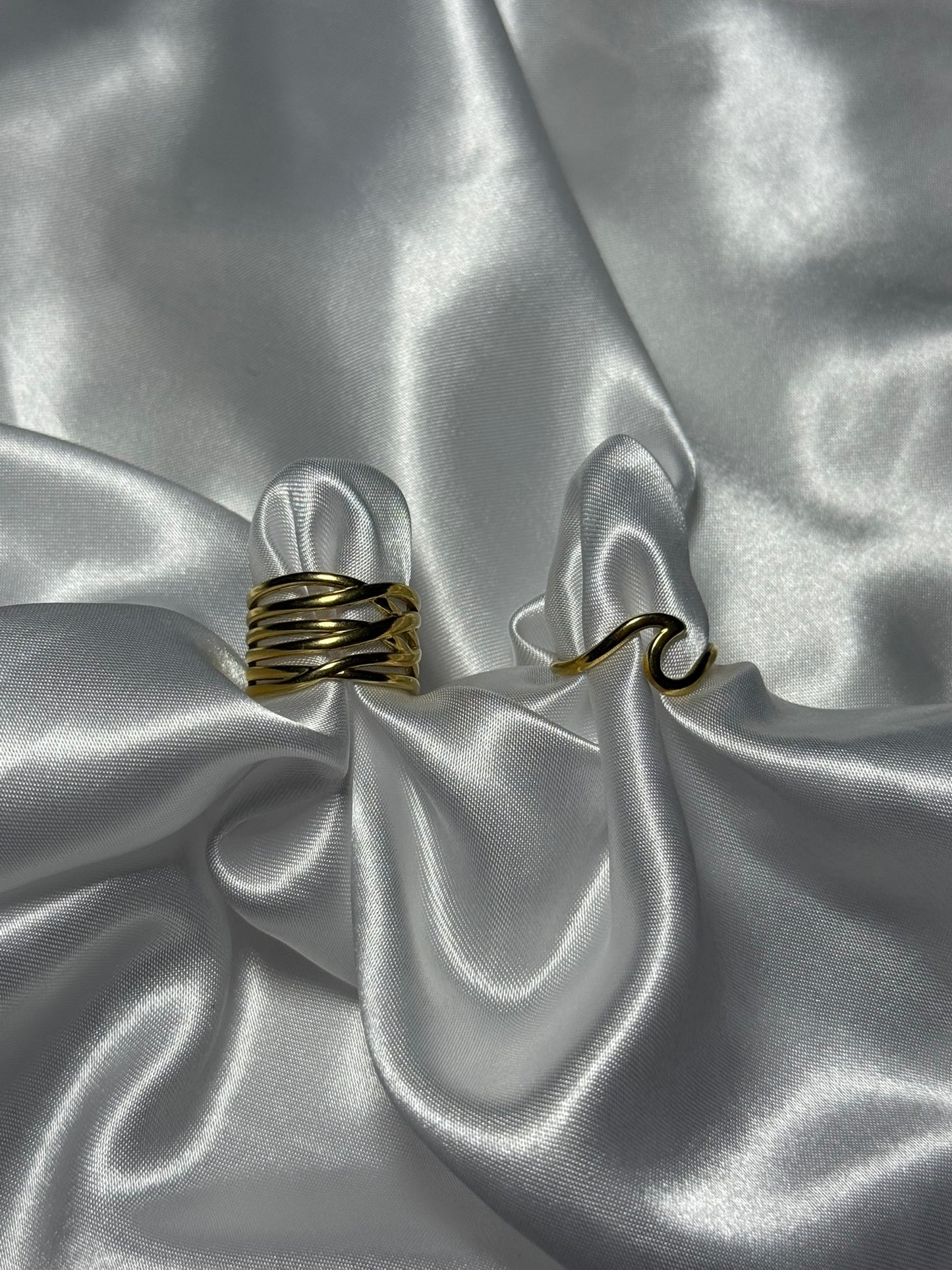 Duo de bagues Vela en acier inoxydable doré sur fond blanc satiné - Onaïa bijoux