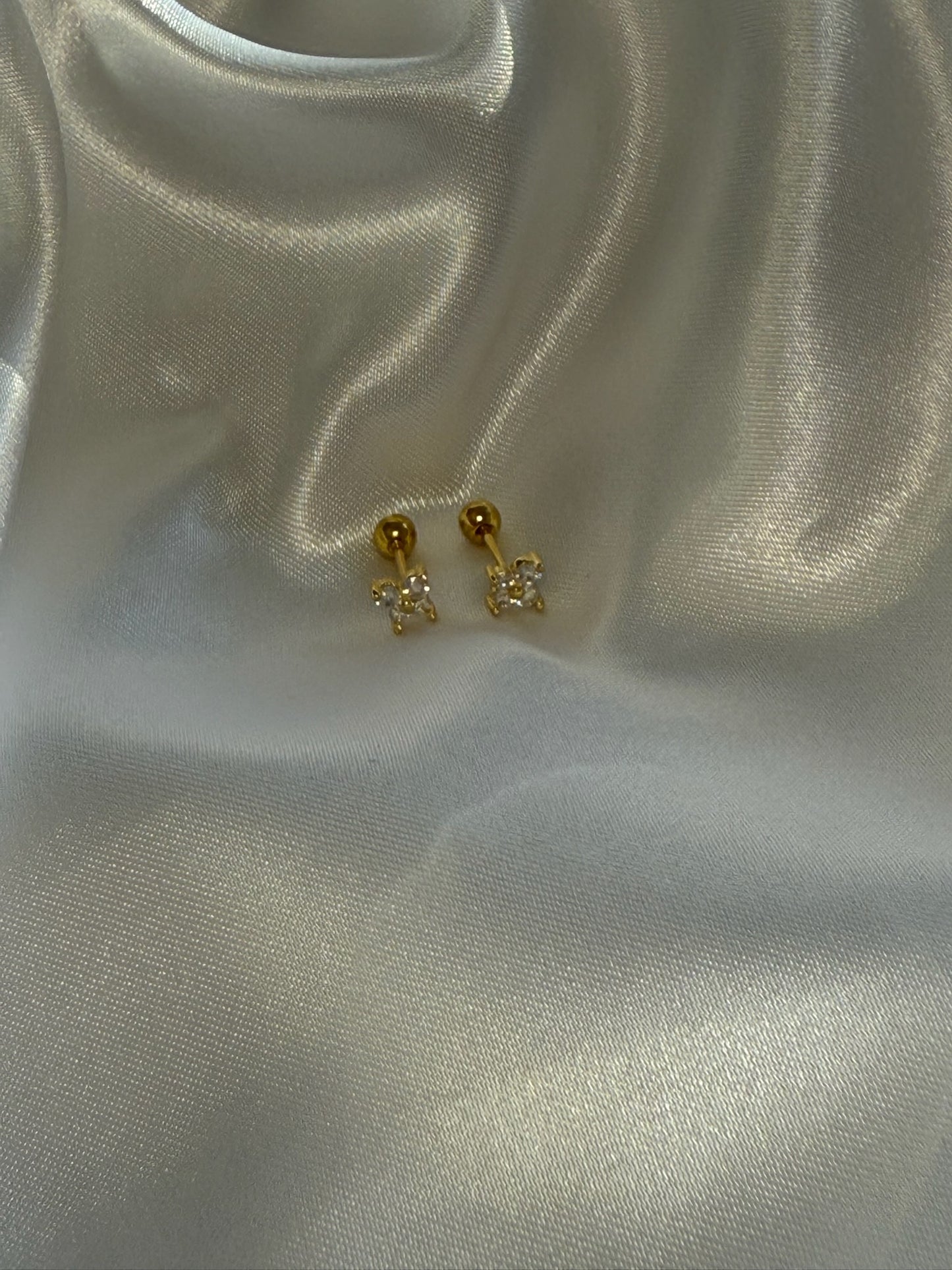 Mini boucles d'oreilles Rossa en acier inoxydable sur fond blanc satiné - Onaïa Bijoux