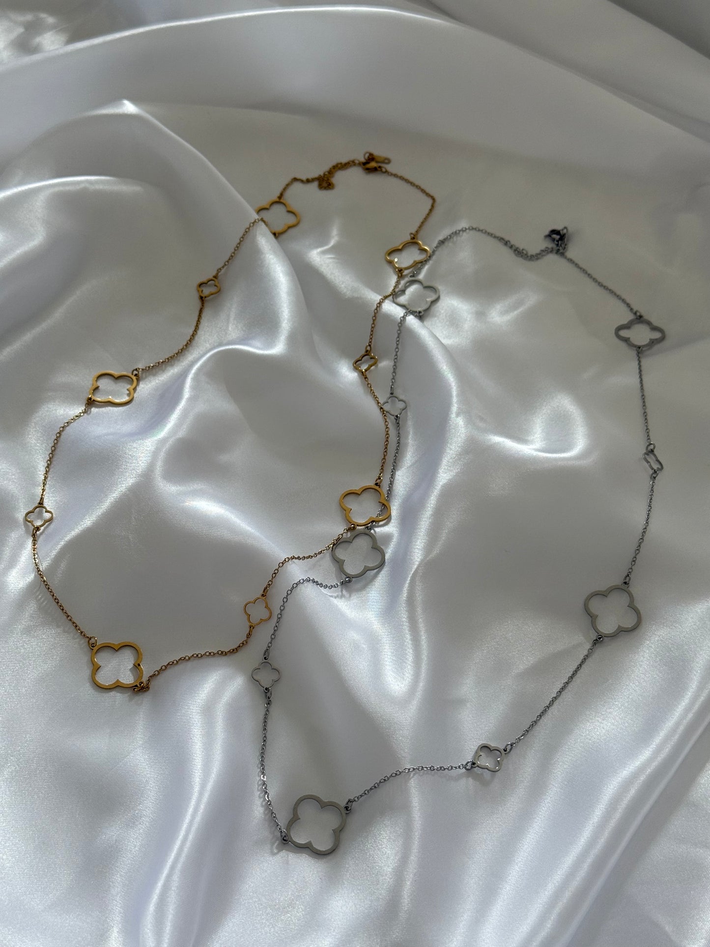 Sautoirs Alhena doré et argenté en acier inoxydable, avec pendentifs en forme de trefle ajourées – Onaïa Bijoux