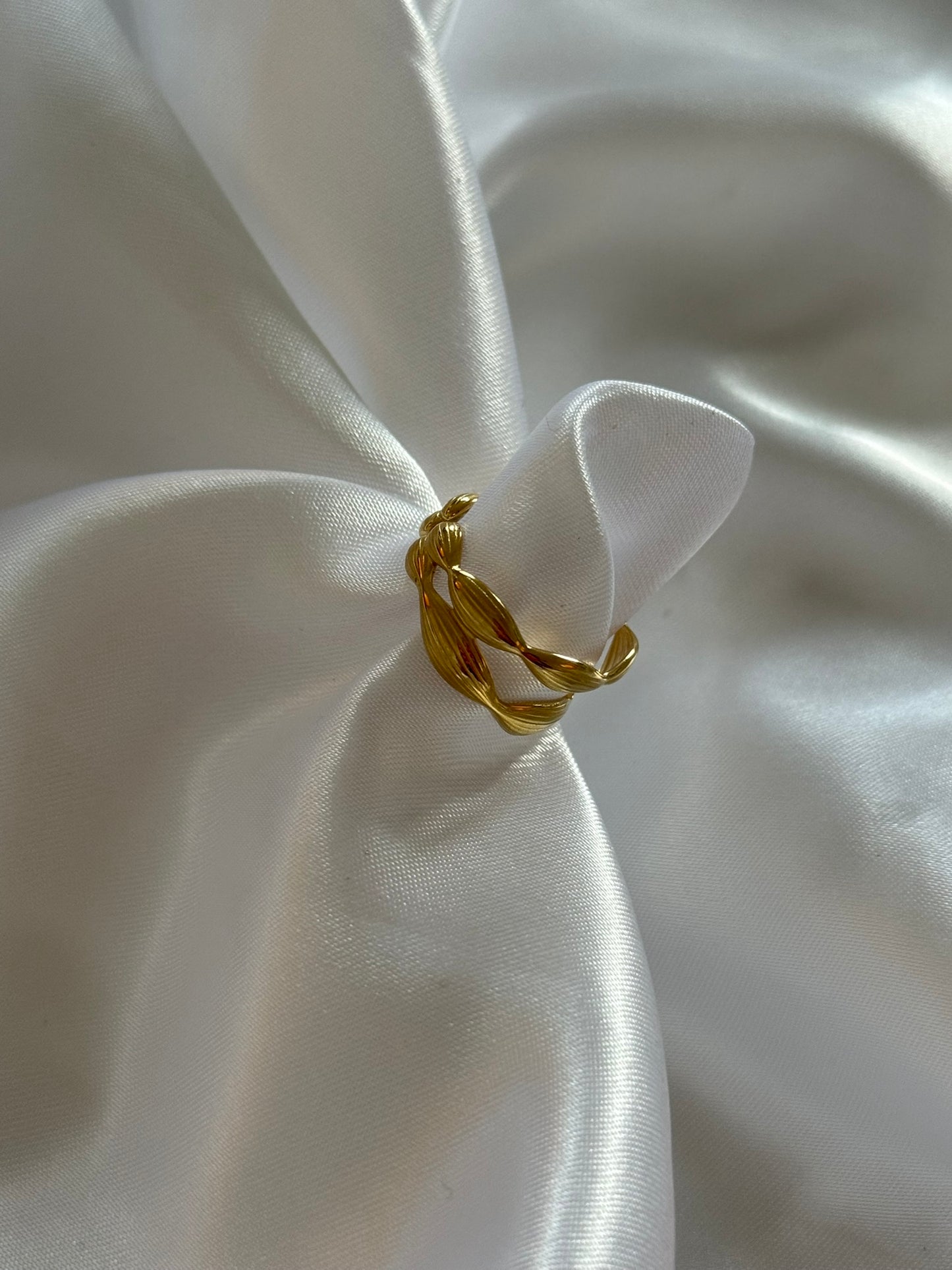 Bague Livia en acier inoxydable doré sur fond blanc satiné - Onaïa bijoux