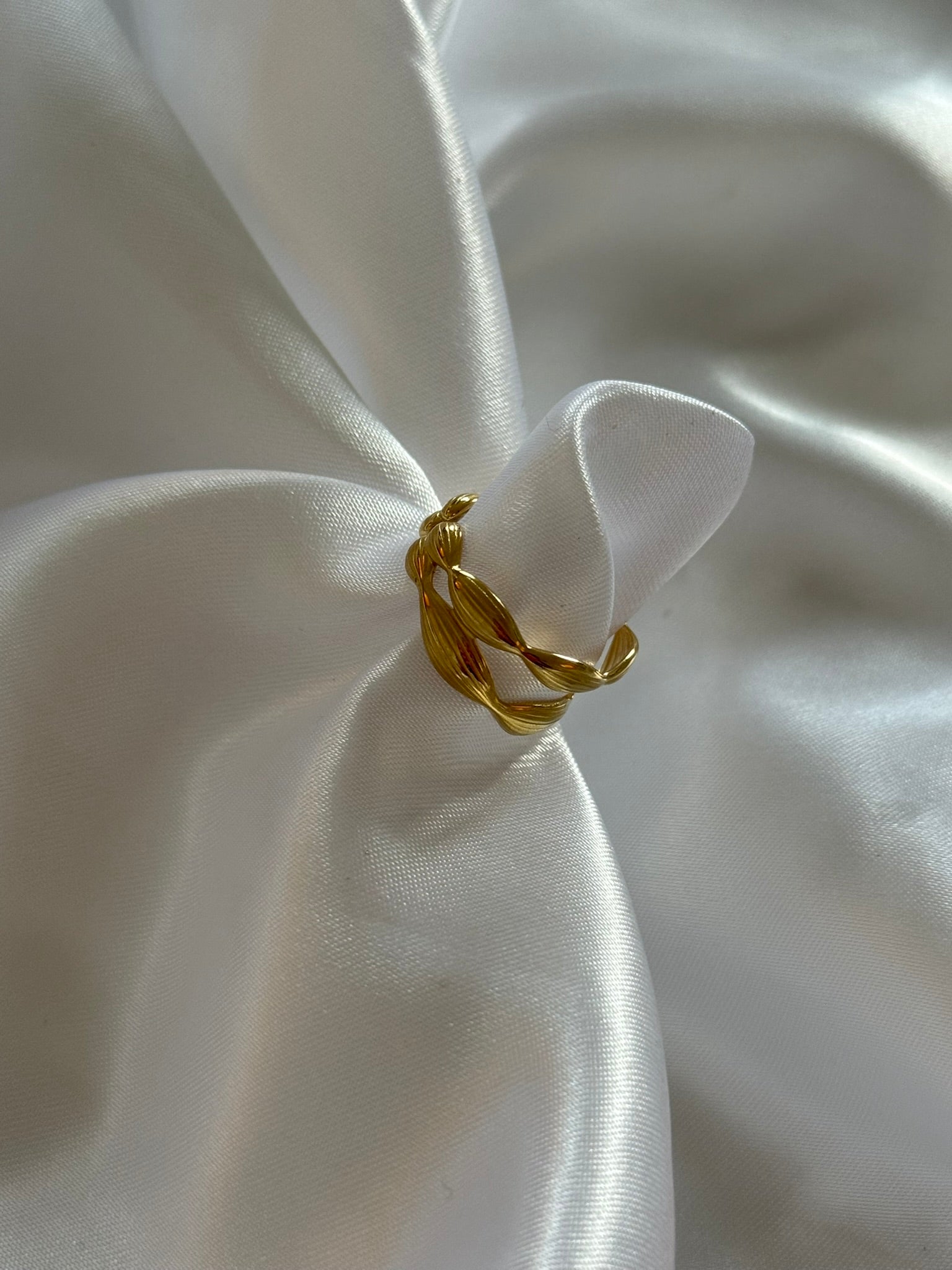 Bague Livia en acier inoxydable doré sur fond blanc satiné - Onaïa bijoux