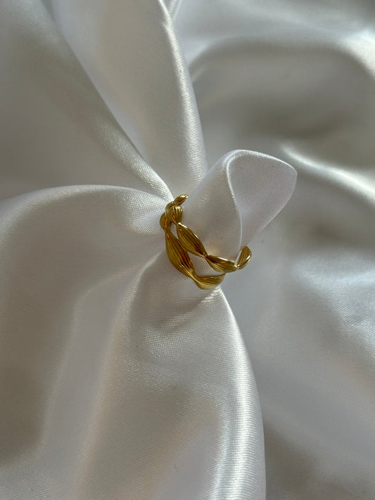 Bague Livia en acier inoxydable doré sur fond blanc satiné - Onaïa bijoux