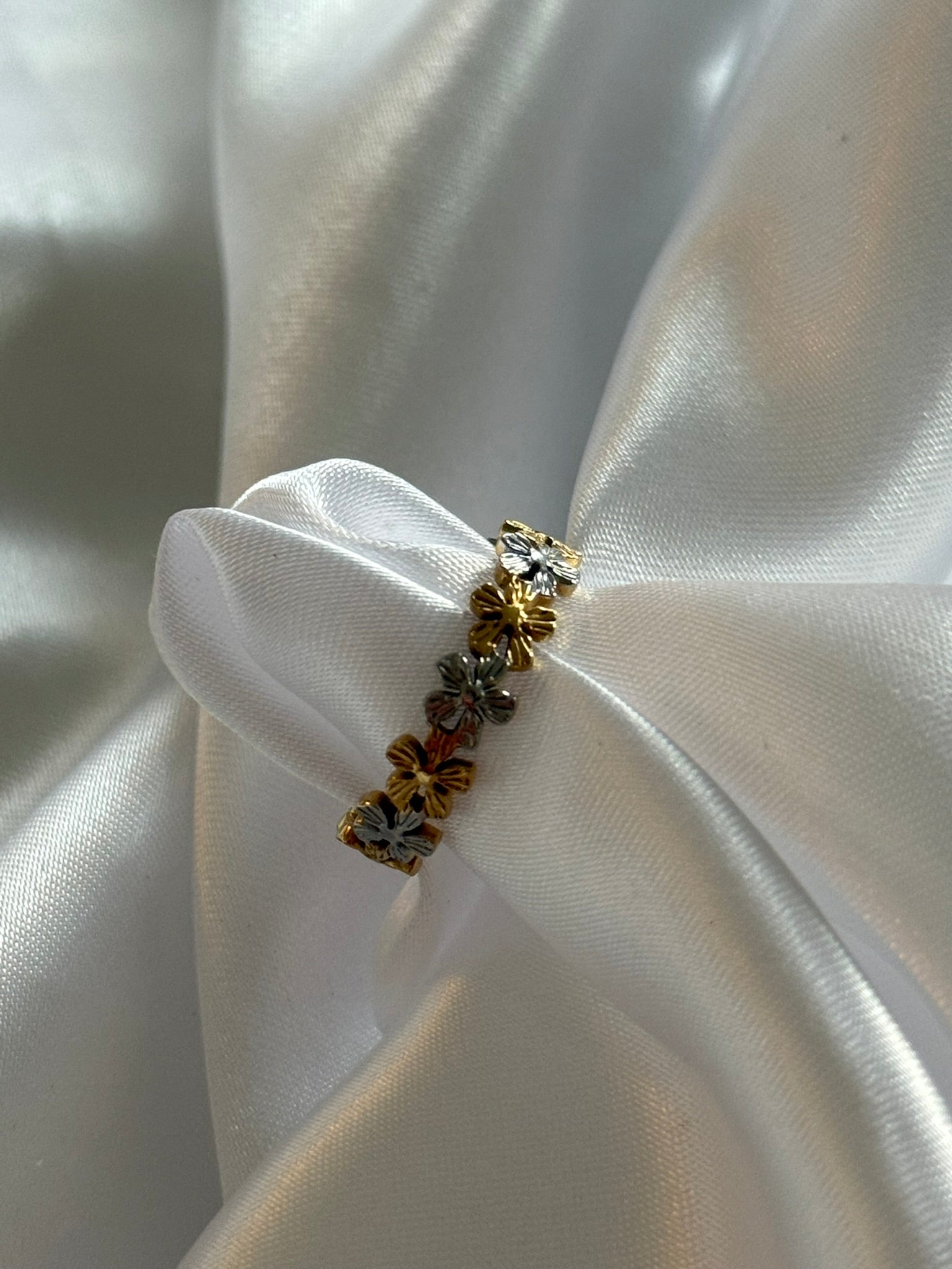 Bague Fiorina en acier inoxydable doré & argenté sur fond blanc satiné - Onaïa Bijoux