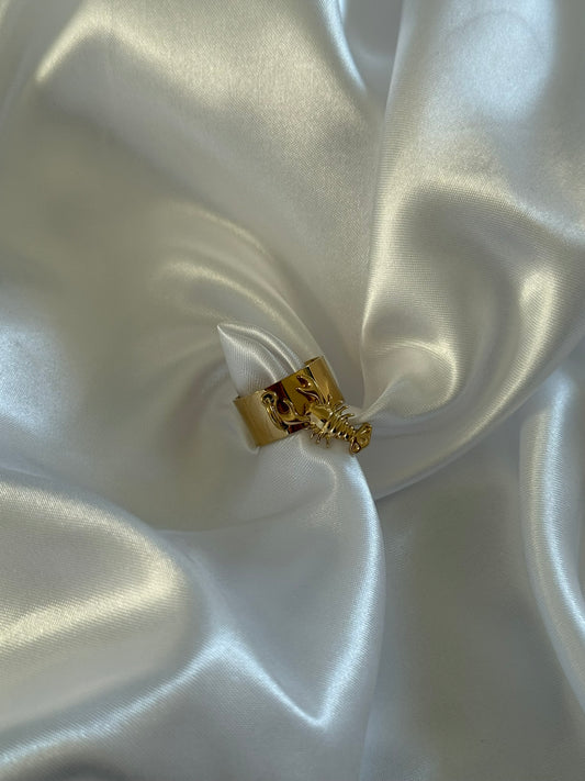 Bague Lobsta en acier inoxydable doré sur fond blanc satiné - Onaïa Bijoux