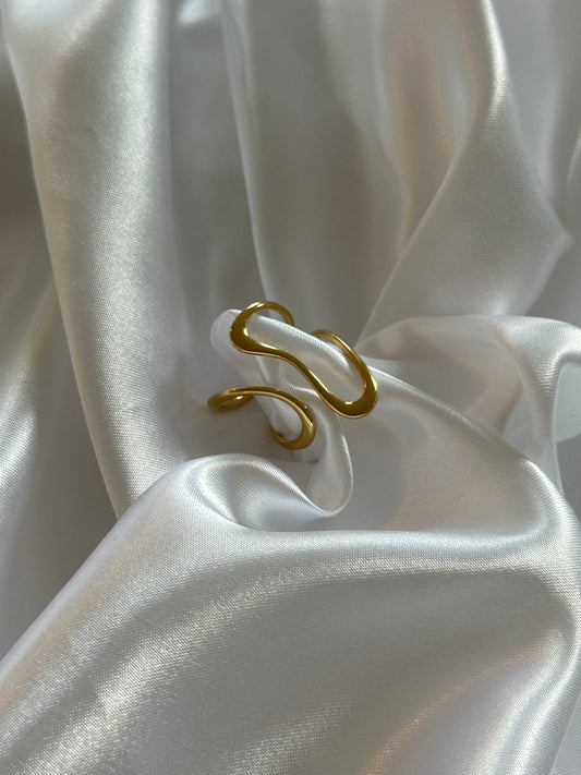 Bague ondine en acier inoxydable doré sur fond blanc satiné - Onaïa bijoux