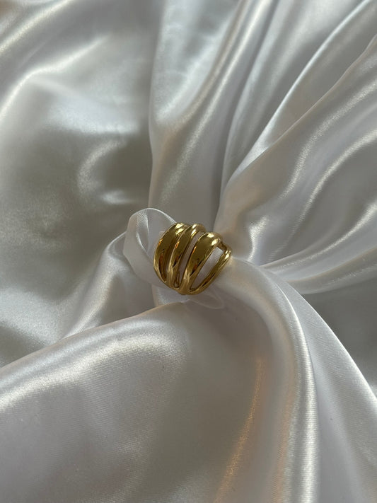 Bague Scala en acier inoxydable doré sur fond blanc satiné - Onaïa Bijoux