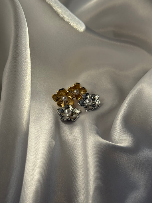 Boucles d'oreilles almera en acier inoxydable doré et argenté sur fond blanc satiné - Onaïa Bijoux