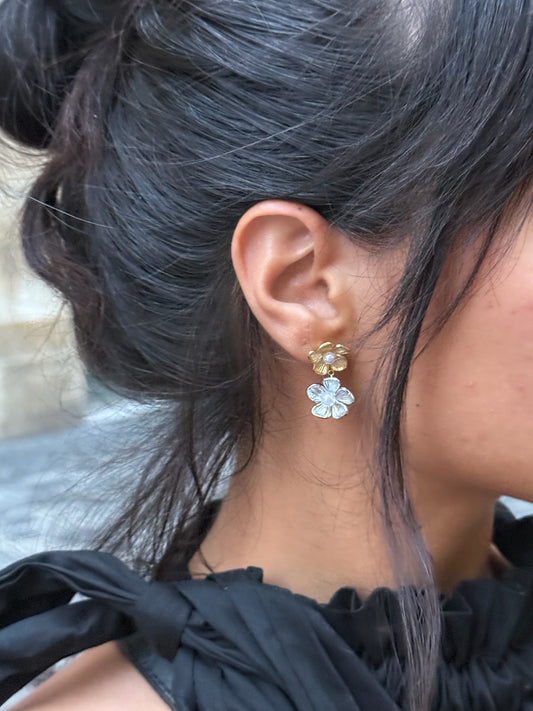 Boucles d'oreilles Almera en acier inoxydable portées avec une tenue chic et décontractée, signé Onaïa Bijoux