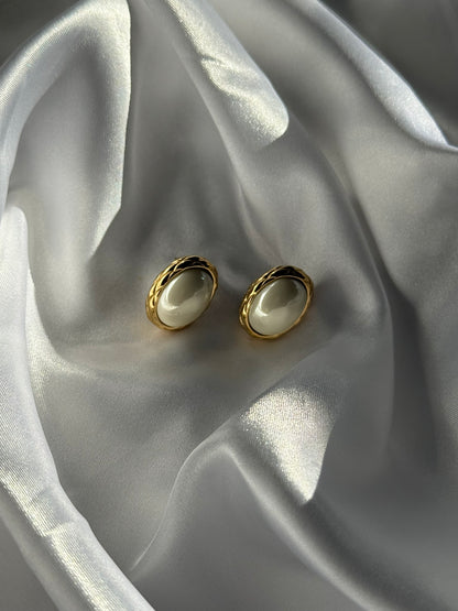 Boucles d'oreilles Bianca en acier inoxydable doré & nacré sur fond blanc satiné - Onaïa bijoux