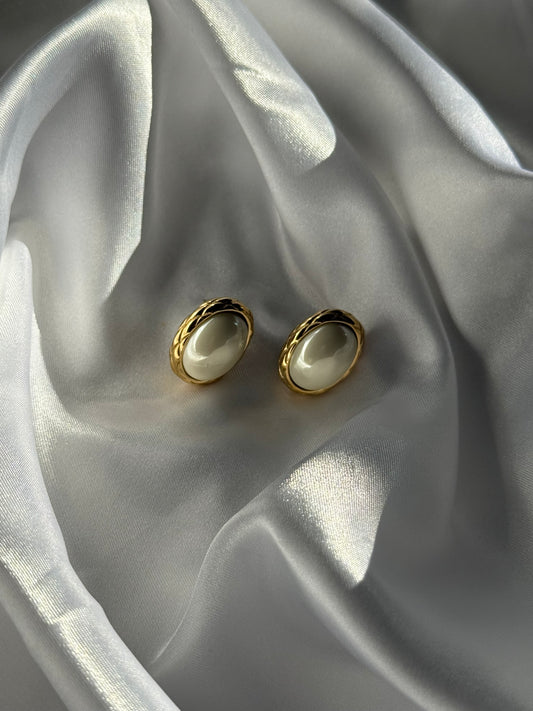 Boucles d'oreilles Bianca en acier inoxydable doré & nacré sur fond blanc satiné - Onaïa bijoux