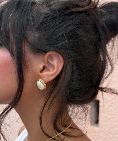Boucles d'oreilles Bianca en acier inoxydable doré et nacre portées dans la baie du cap d'Antibes, signé Onaïa Bijoux