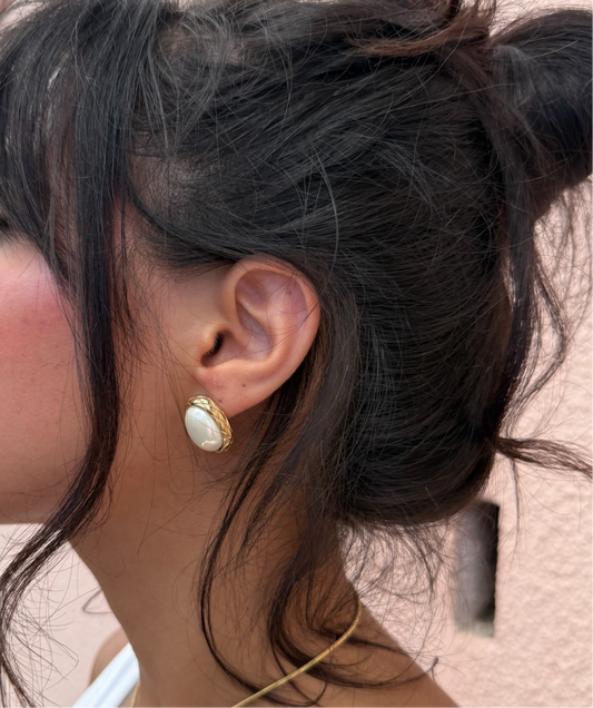 Boucles d'oreilles Bianca en acier inoxydable doré et nacre portées dans la baie du cap d'Antibes, signé Onaïa Bijoux