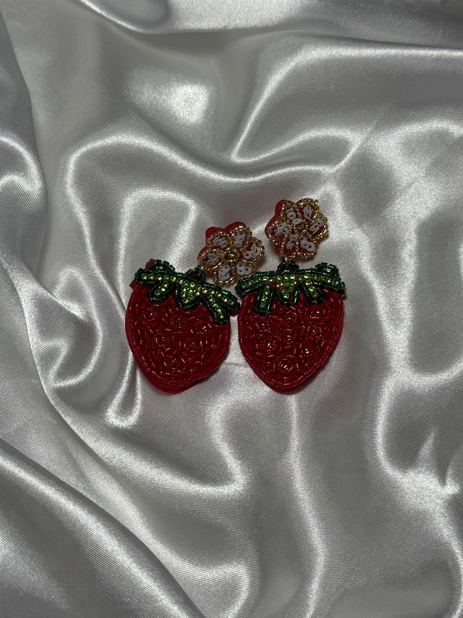 Boucles d'oreilles Fragaria en perles rouges en forme de fraise sur fond blanc satiné - Onaïa Bijoux