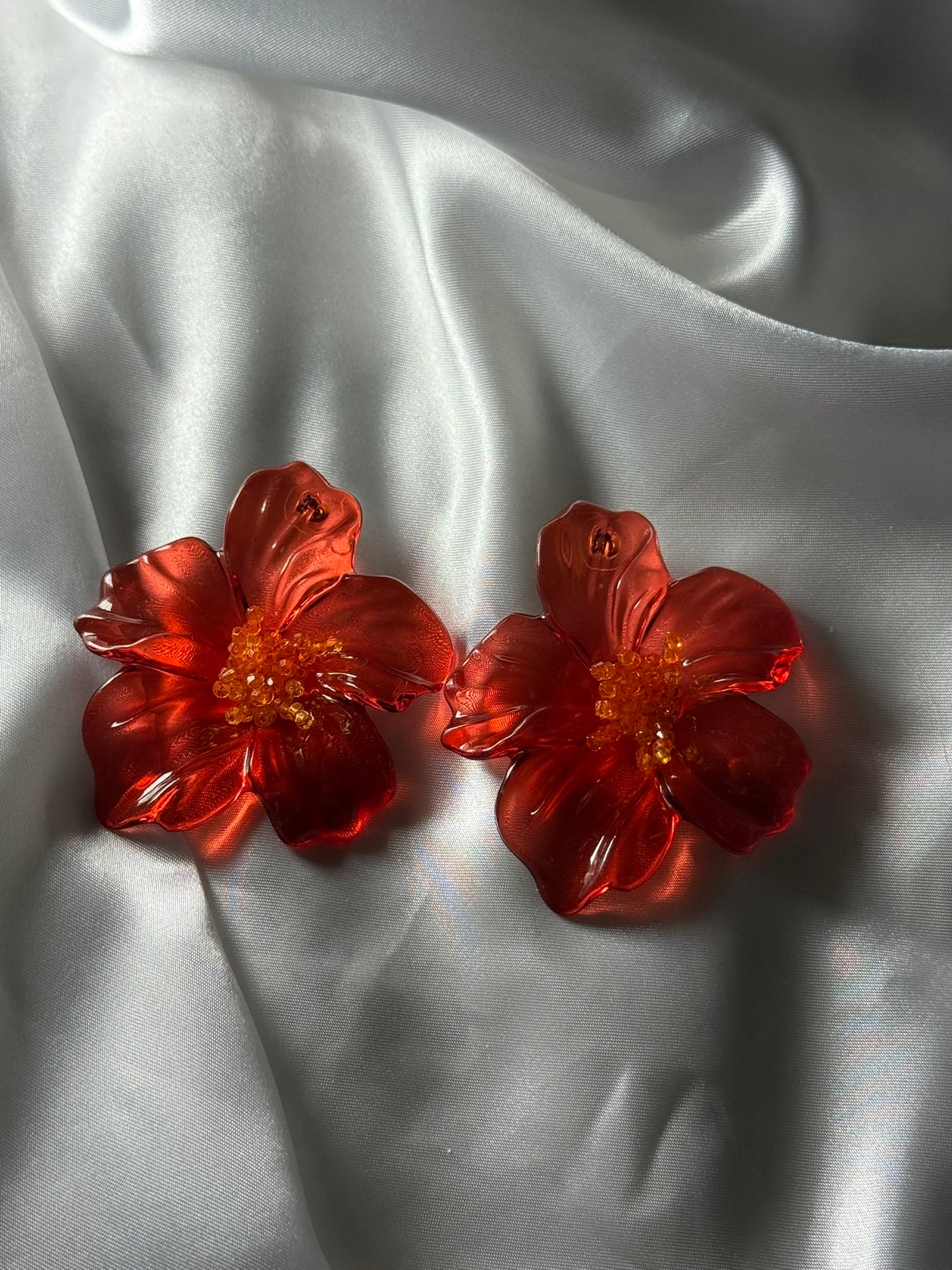Boucles d'oreilles hibiscus en résine rouge sur fond blanc satiné - Onaïa Bijoux