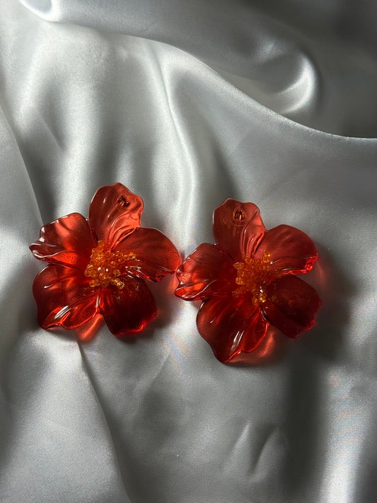Boucles d'oreilles hibiscus en résine rouge sur fond blanc satiné - Onaïa Bijoux