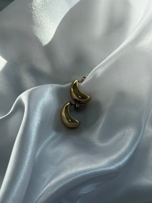 Boucles d'oreilles Luna en acier inoxydable doré sur fond blanc satiné - Onaïa Bijoux